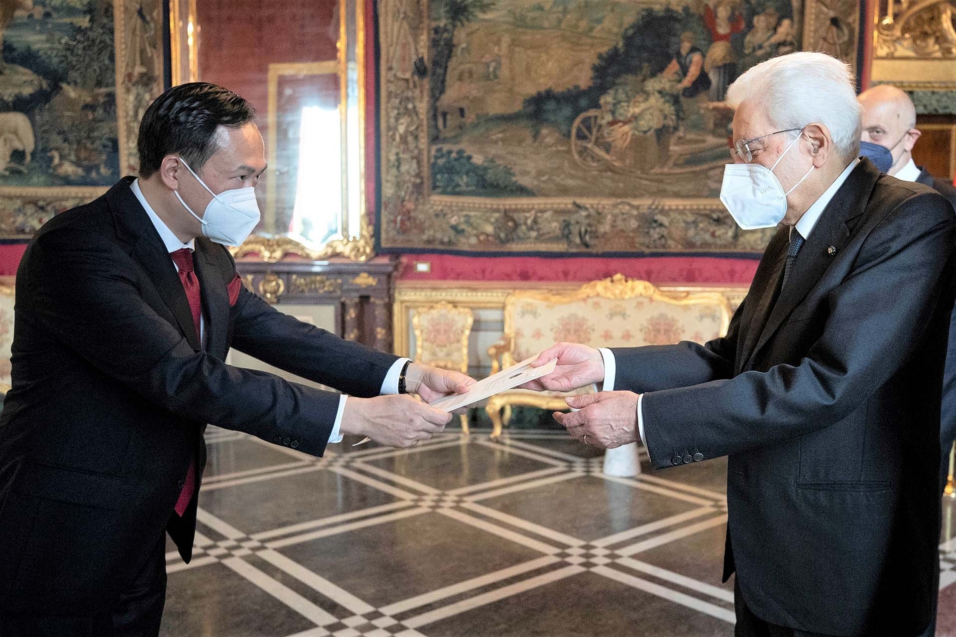 Đại sứ Dương Hải Hưng trình Thư ủy nhiệm lên Tổng thống Italy Sergio Mattarella. (Nguồn: TTXVN)