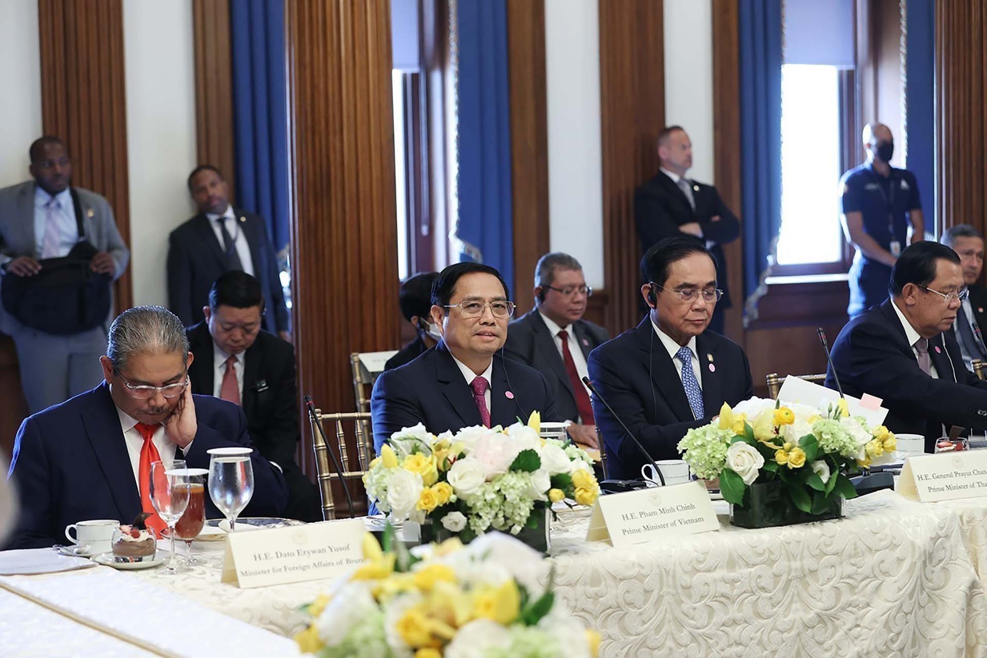 Thủ tướng Phạm Minh Chính cùng Lãnh đạo các nước ASEAN ăn trưa với Chủ tịch Hạ viện Pelosi và một số Nghị sĩ Quốc hội Hoa Kỳ. (Nguồn: TTXVN)