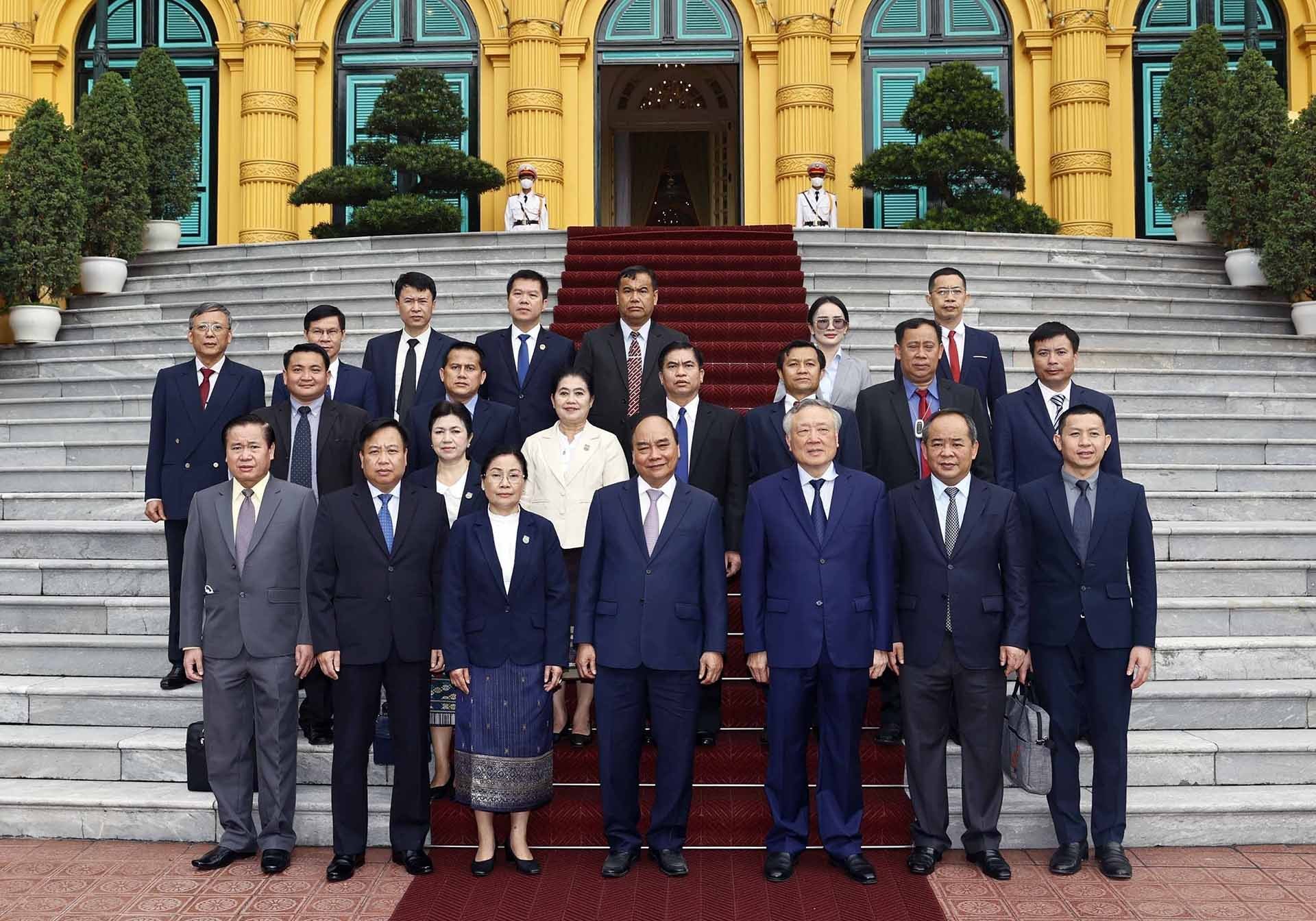 Chủ tịch nước Nguyễn Xuân Phúc chụp ảnh chung với Chánh án TAND tối cao Lào Viengthong Siphandon và các đại biểu tham dự buổi tiếp. (Nguồn: TTXVN)