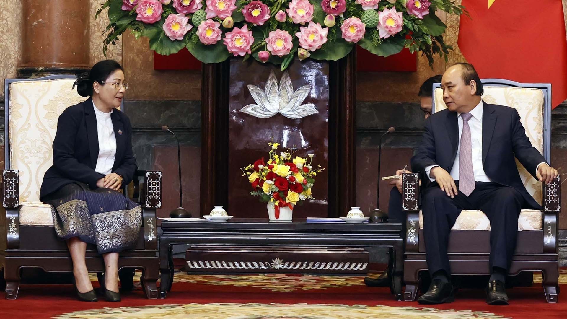 Chủ tịch nước Nguyễn Xuân Phúc tiếp Chánh án TAND tối cao Lào Viengthong Siphandon. (Nguồn: TTXVN)