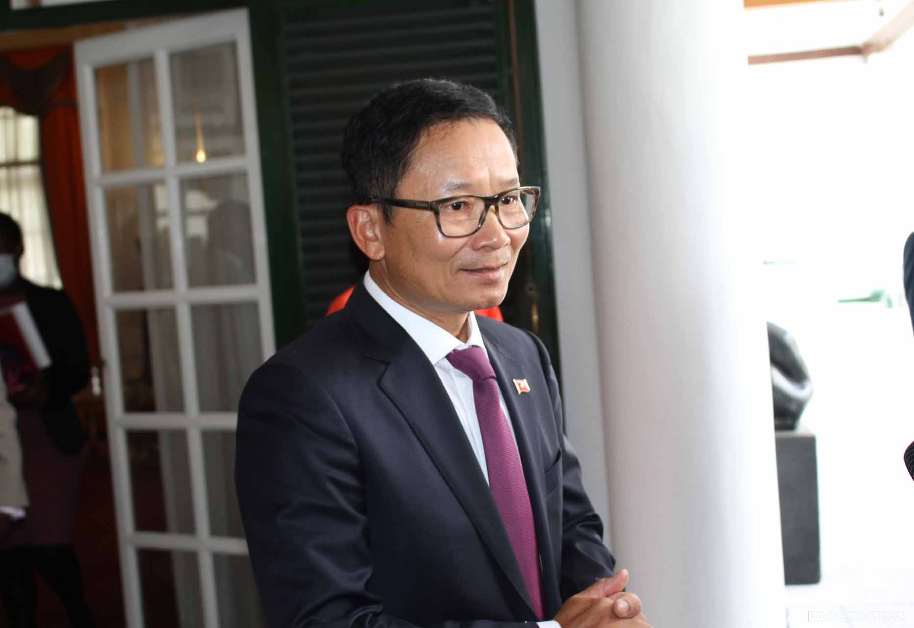 Đại sứ Hoàng Văn Lợi trả lời phỏng vấn sau Lễ trình Thư ủy nhiệm.