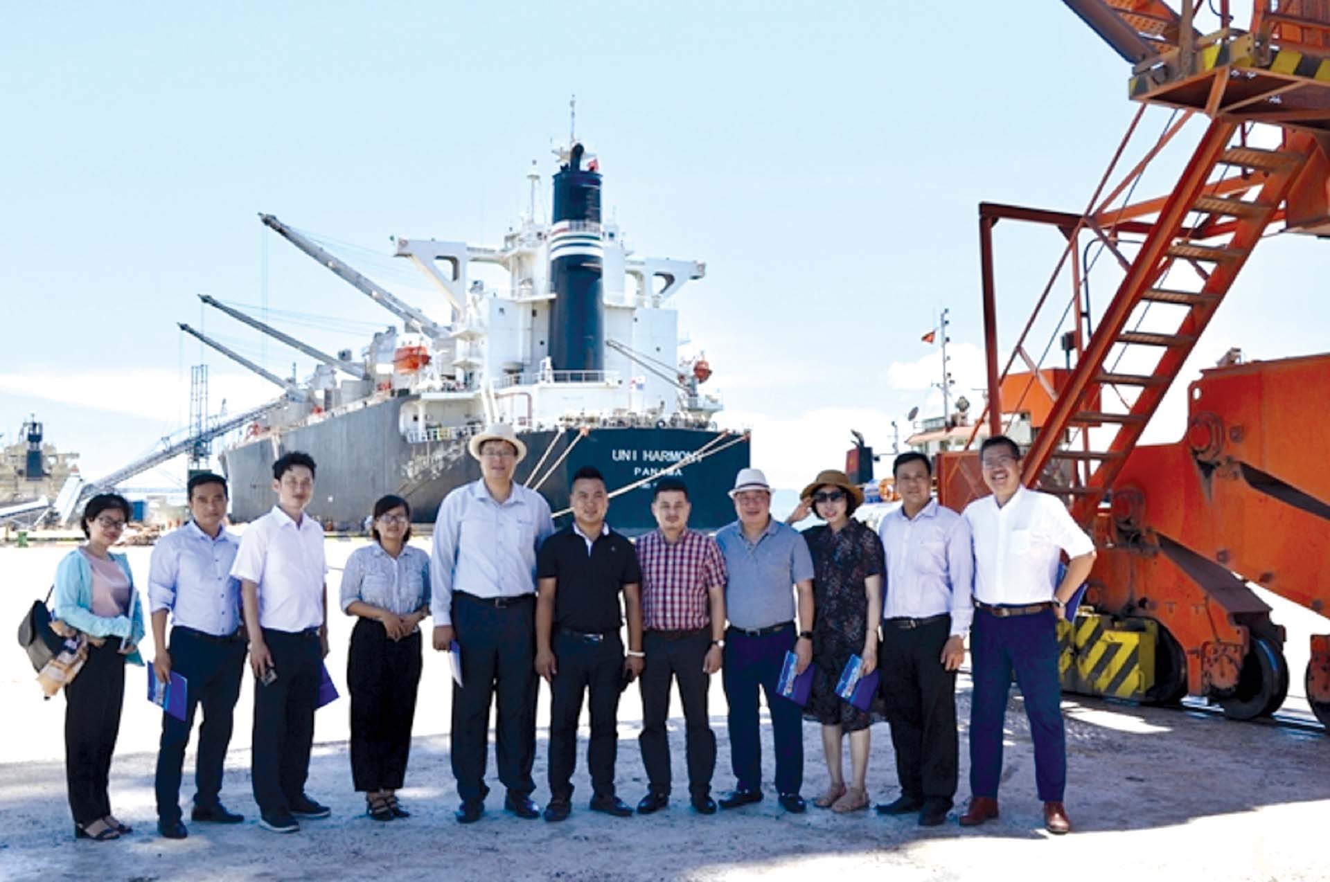 Hiệp hội Doanh nhân và Đầu tư Việt Nam Hàn Quốc tìm hiểu hoạt động logictics tại Cảng biển Quy Nhơn. (Nguồn cand.com.vn)