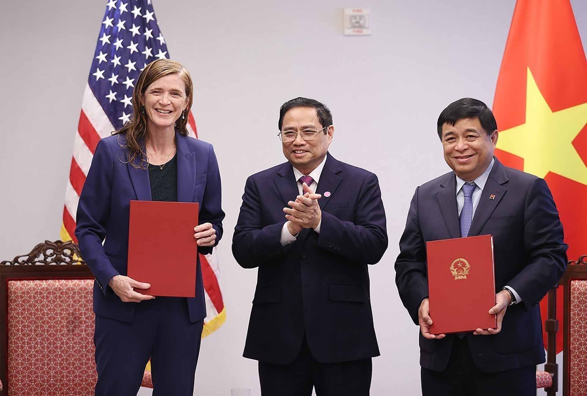 Thủ tướng Phạm Minh Chính chứng kiến trao văn kiện về nâng cao năng lực cạnh tranh nền kinh tế và phát triển năng lực địa phương của Việt Nam giữa bà Samantha Power, Giám đốc Cơ quan phát triển quốc tế Hoa Kỳ USAID và Bộ trưởng Bộ Kế hoạch và Đầu tư Nguyễ