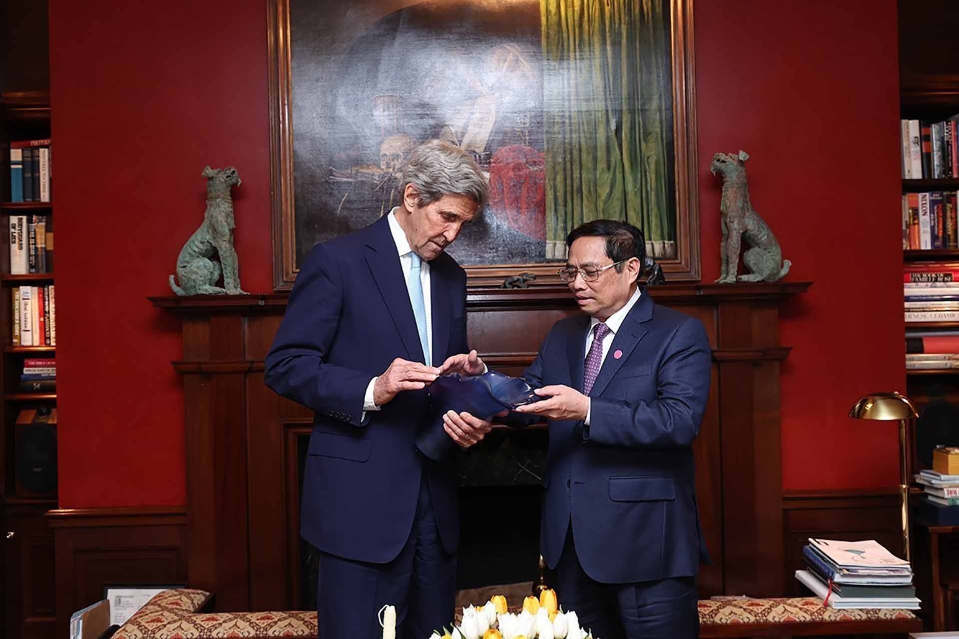Thủ tướng Phạm Minh Chính tặng lưu niệm cho ông John Kerry, Đặc phái viên của Tổng thống về viến đổi khí hậu. (Nguồn: TTXVN)