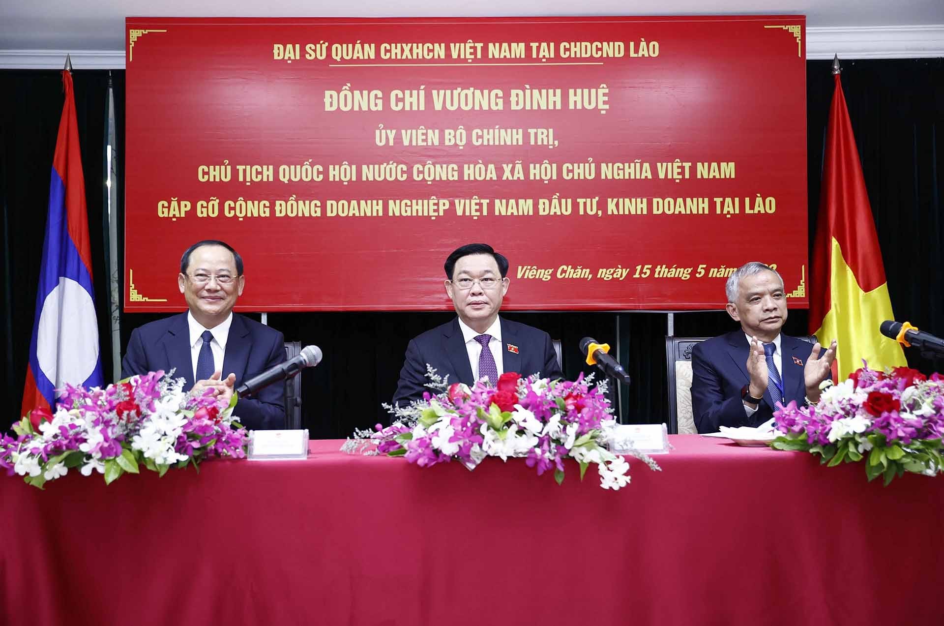 Chủ tịch Quốc hội Vương Đình Huệ tại cuộc gặp đại diện cộng đồng doanh nghiệp Việt Nam tại Lào. (Nguồn: TTXVN)