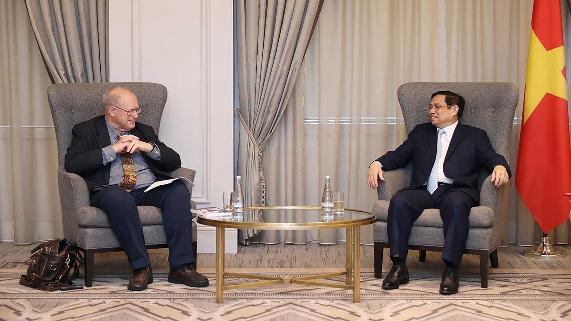 Thủ tướng Phạm Minh Chính tiếp ông McAuliff và bạn bè Hoa Kỳ ủng hộ nạn nhân da cam. (Nguồn: TTXVN)