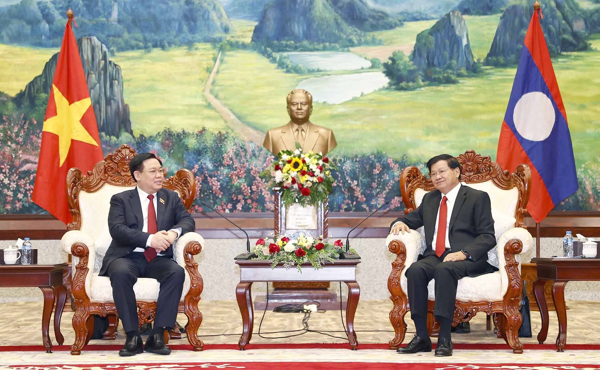 Chủ tịch Quốc hội Vương Đình Huệ đến chào xã giao Tổng Bí thư, Chủ tịch nước Lào Thongloun Sisoulith. (Nguồn: TTXVN)