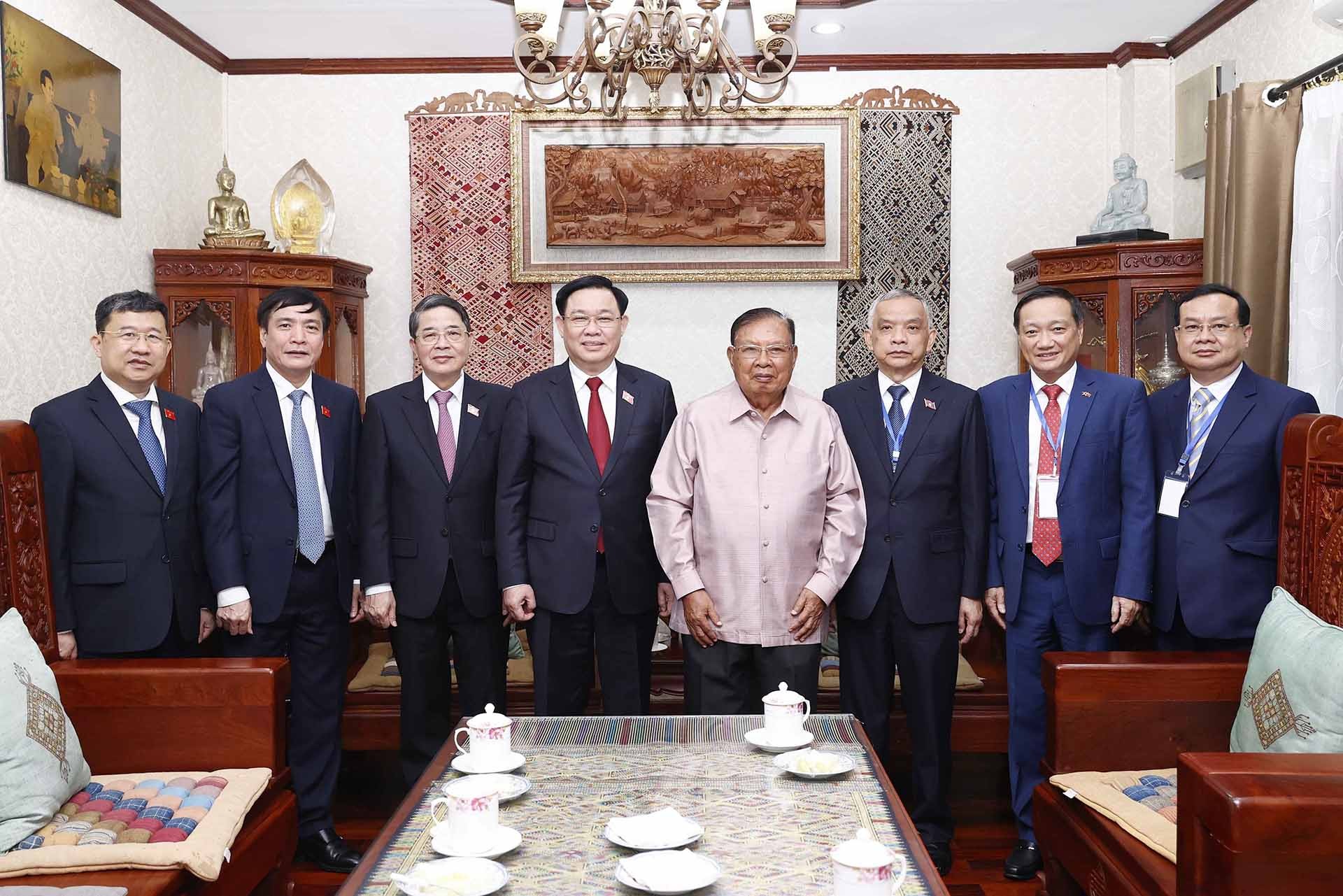 Chủ tịch Quốc hội Vương Đình Huệ và nguyên Tổng Bí thư, nguyên Chủ tịch nước Lào Bounnhang Vorachith với các đại biểu. (Nguồn:  TTXVN)
