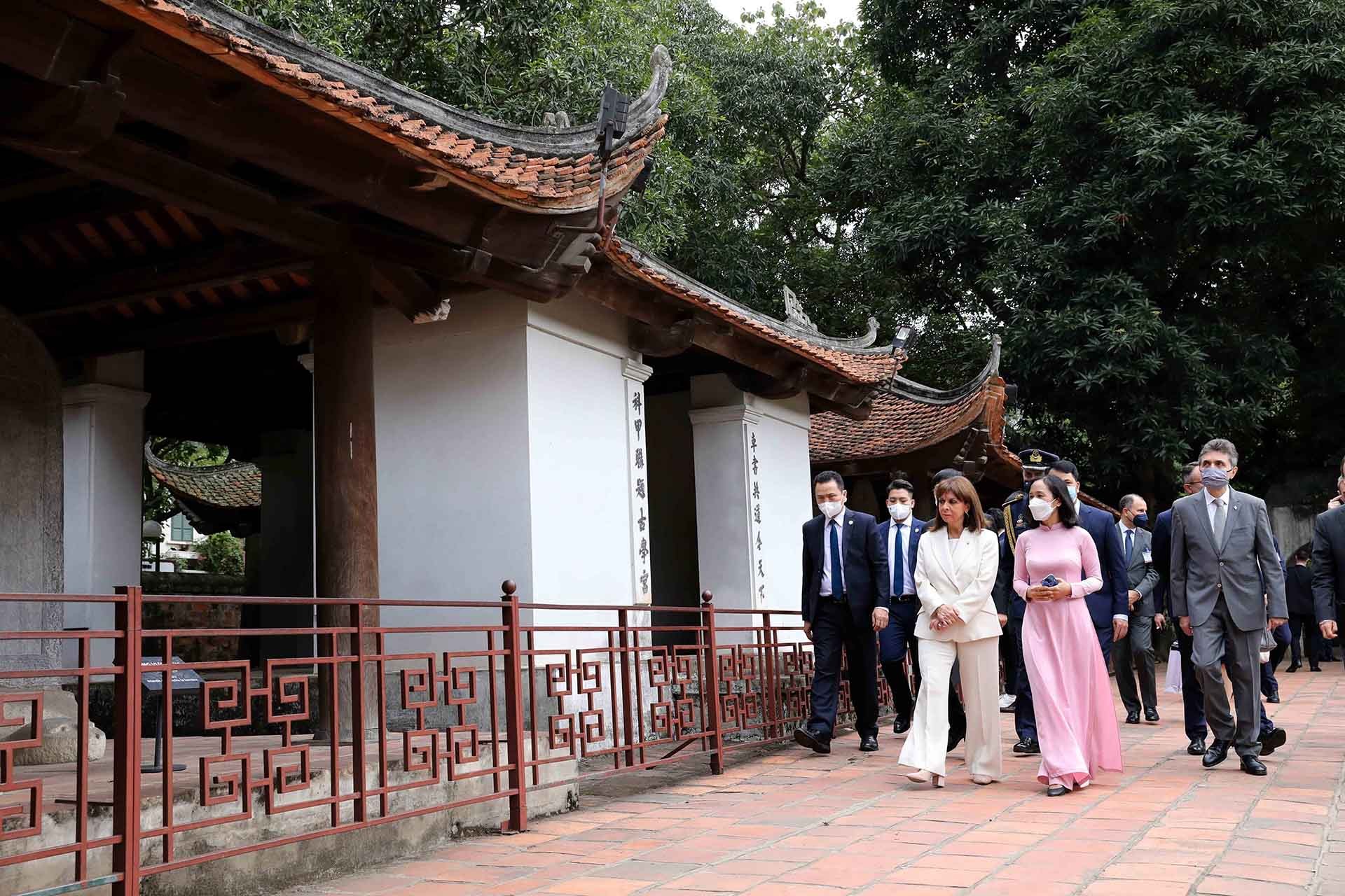 Phó Chủ tịch nước Võ Thị Ánh Xuân mời tiệc trà Tổng thống Hy Lạp Katerina Sakellaropoulou