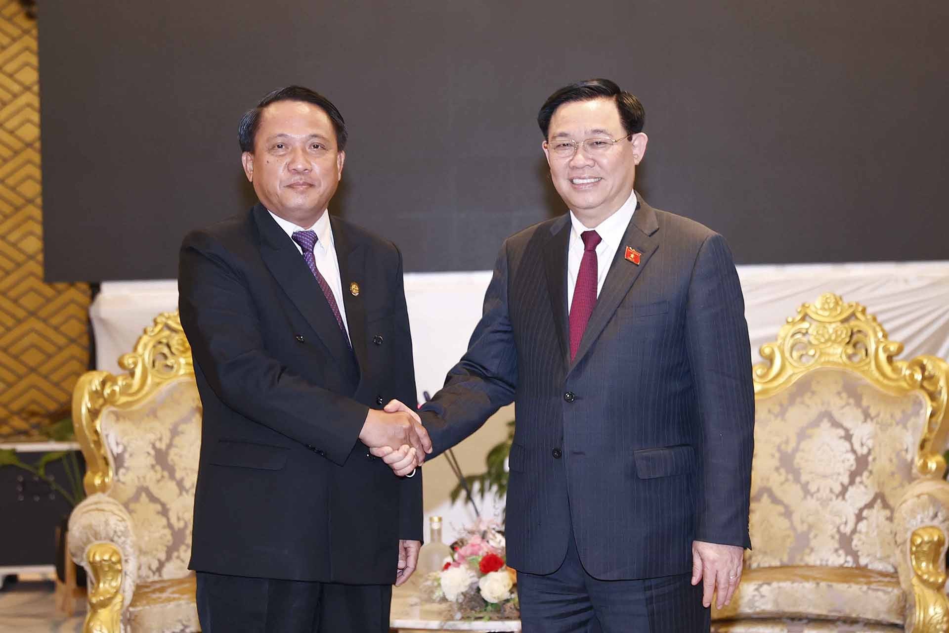 Chủ tịch Quốc hội Vương Đình Huệ tiếp Bộ trưởng Tài chính Lào Bounchom Oubonpaserth. (Nguuoonf: TTXVN)