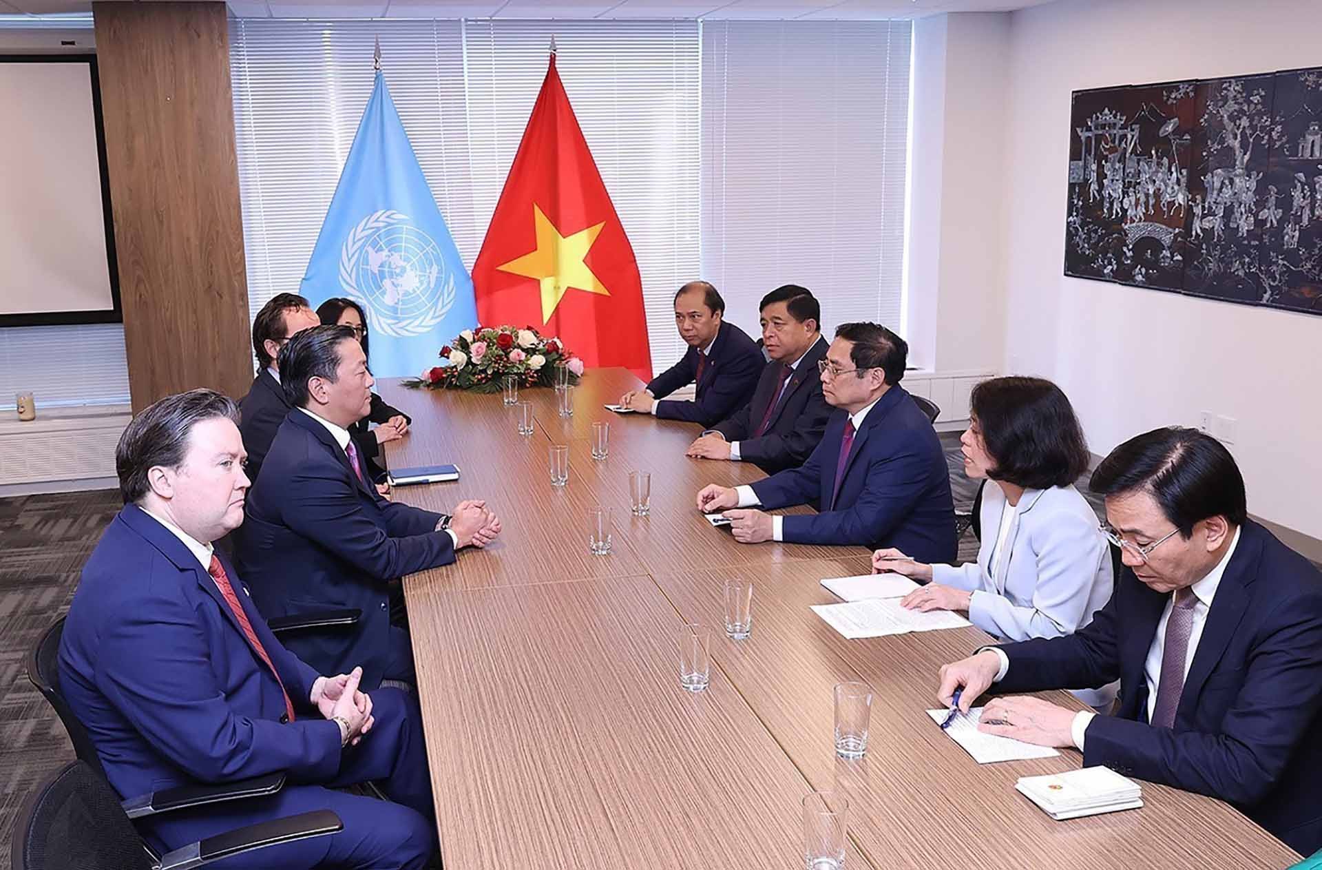 Thủ tướng Phạm Minh Chính tiếp ông Joseph Bae, Chủ tịch Quỹ đầu tư Kohlberg Kravis Roberts (KKR). (Nguồn: TTXVN) Thủ tướng Phạm Minh Chính tiếp ông Joseph Bae, Chủ tịch Quỹ đầu tư Kohlberg Kravis Roberts (KKR). (Nguồn: TTXVN)