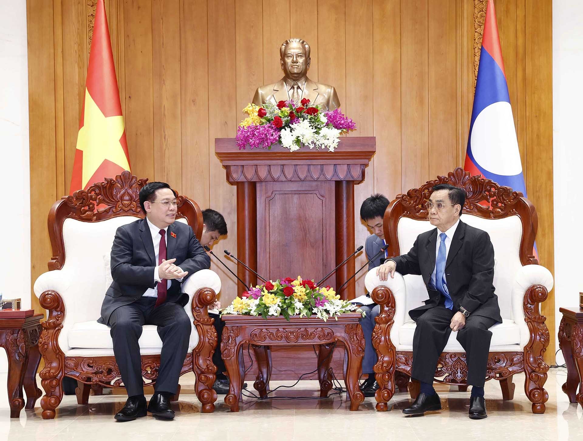 Chủ tịch Quốc hội Vương Đình Huệ gặp nguyên Thủ tướng, nguyên Chủ tịch Quốc hội Lào