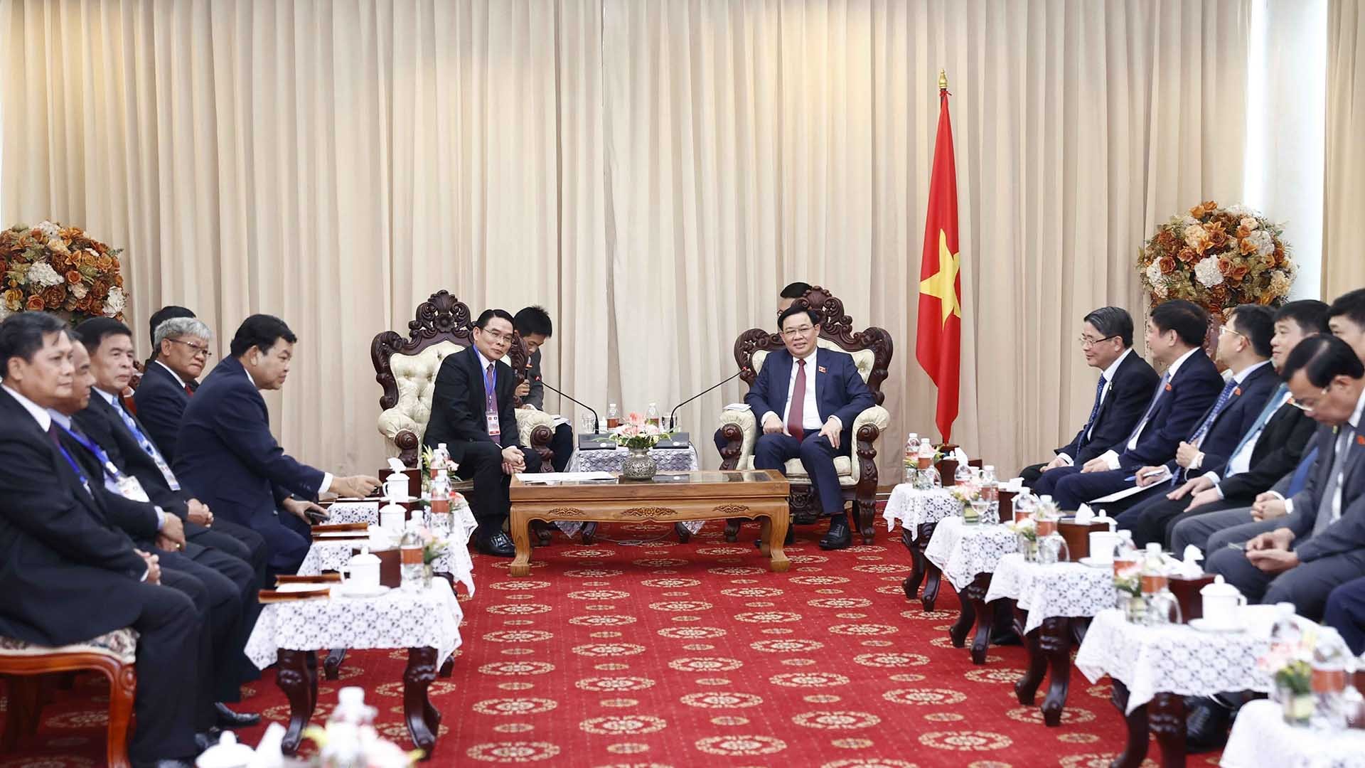 Chủ tịch Quốc hội Vương Đình Huệ tiếp Bí thư, Tỉnh trưởng tỉnh Champasak Vilayvong Bouddakha. (Nguồn: TTXVN)