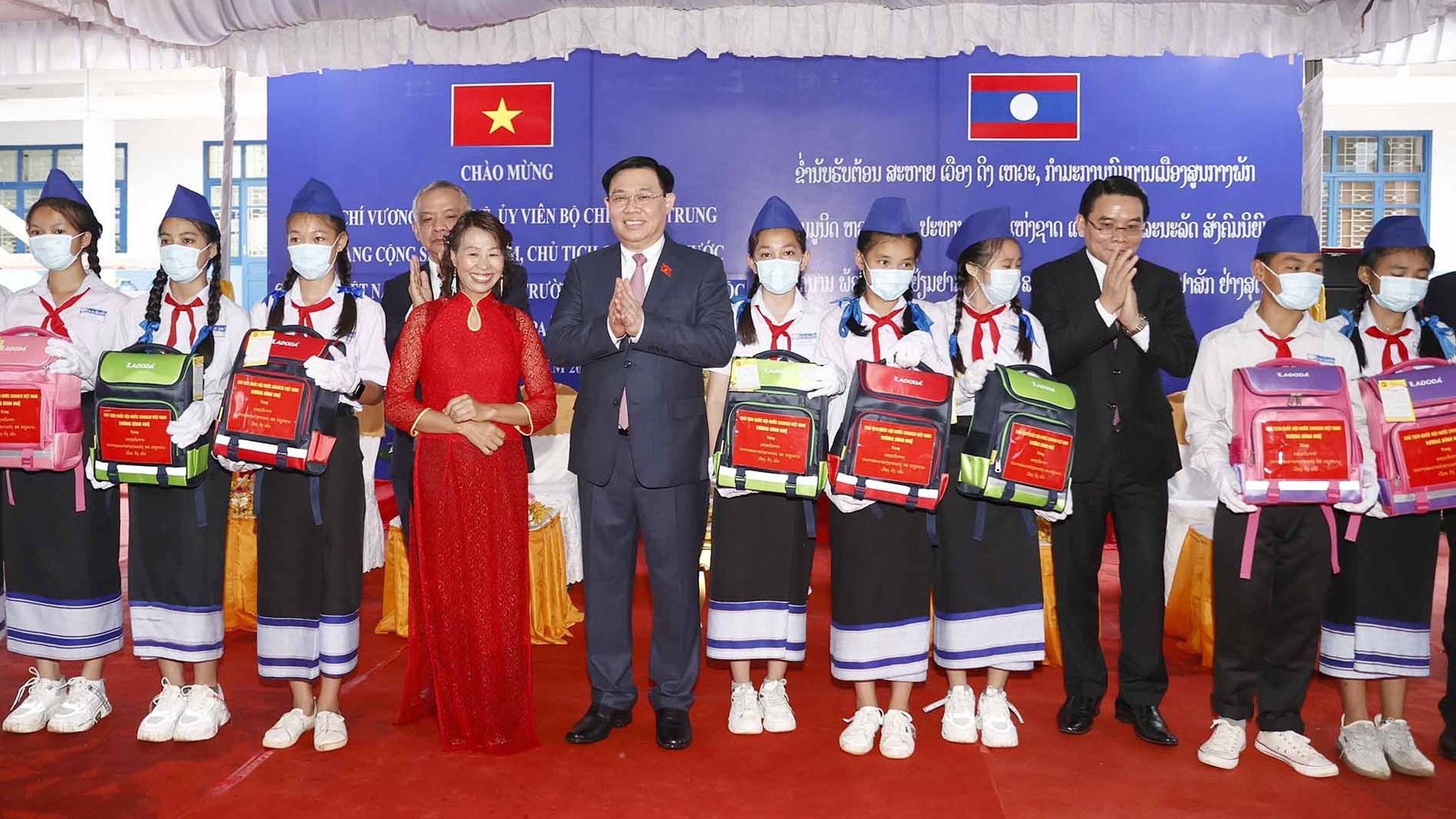 Chủ tịch Quốc hội Vương Đình Huệ thăm trường Dân tộc nội trú Champasak, Lào