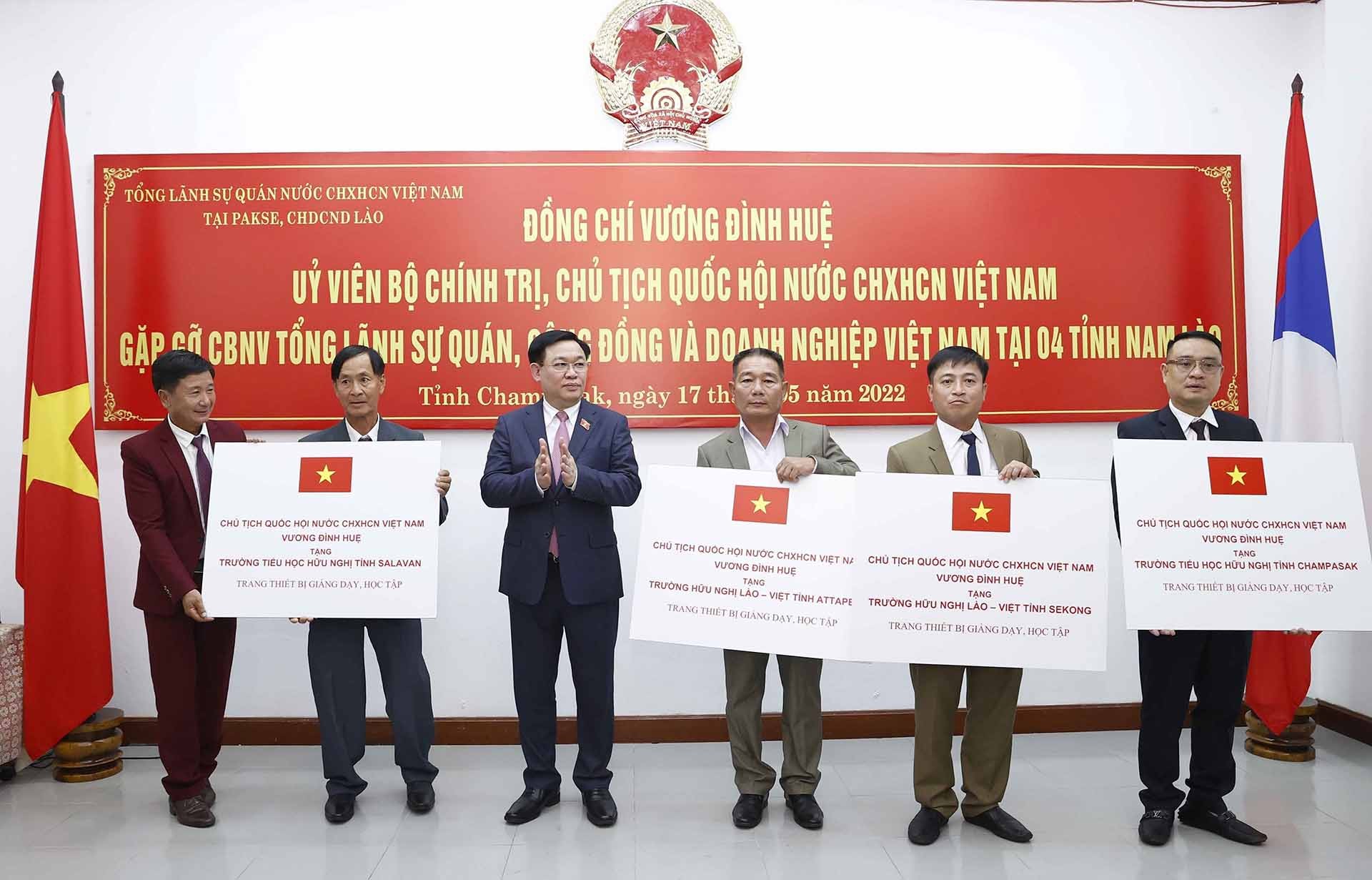 Chủ tịch Quốc hội Vương Đình Huệ tặng trang thiết bị giảng dạy cho trường học của 4 tỉnh Nam Lào. (Nguồn: TTXVN)