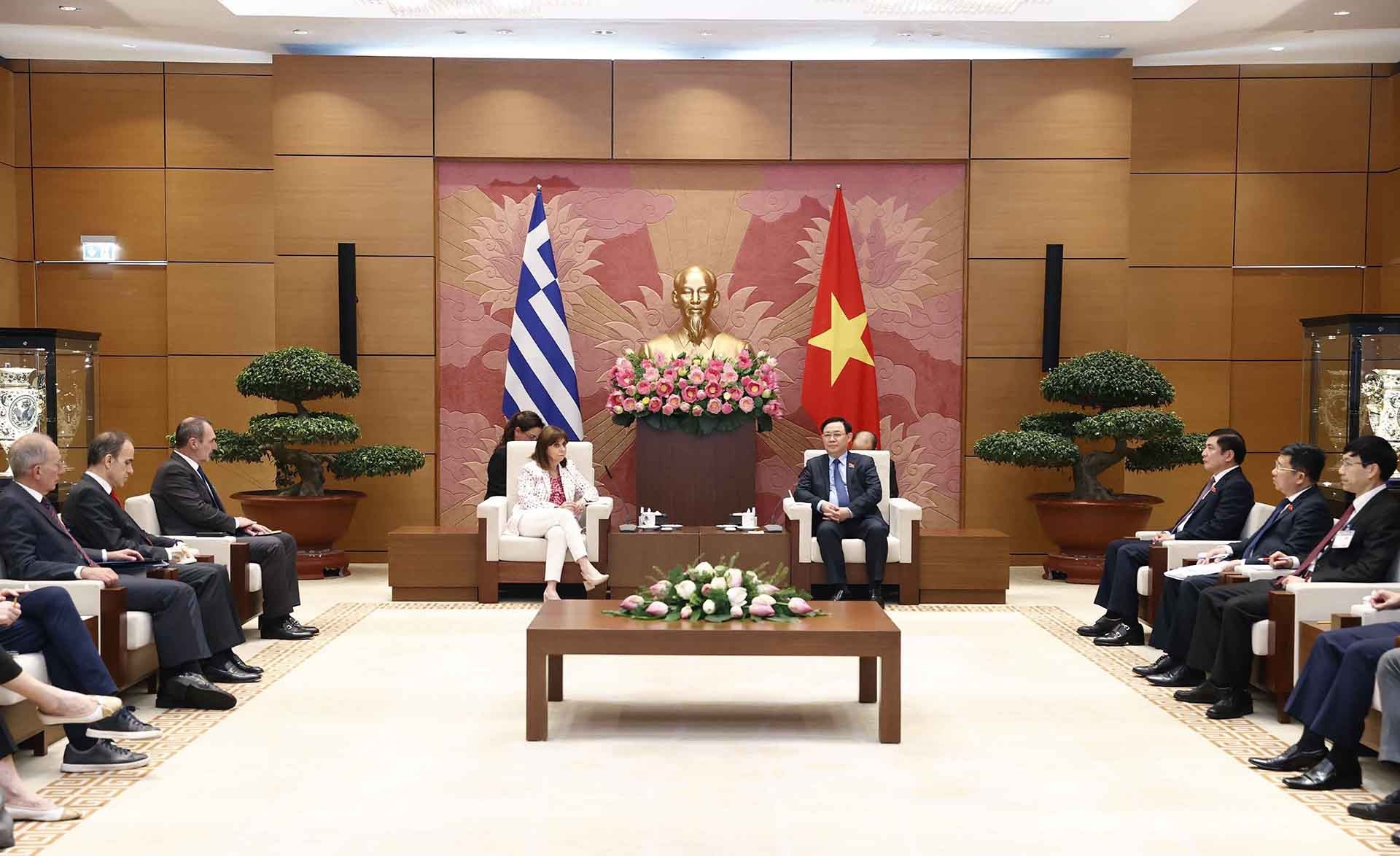 Chủ tịch Quốc hội Vương Đình Huệ tiếp Tổng thống Hy Lạp Katerina Sakellaropoulou. (Nguồn: TTXVN)