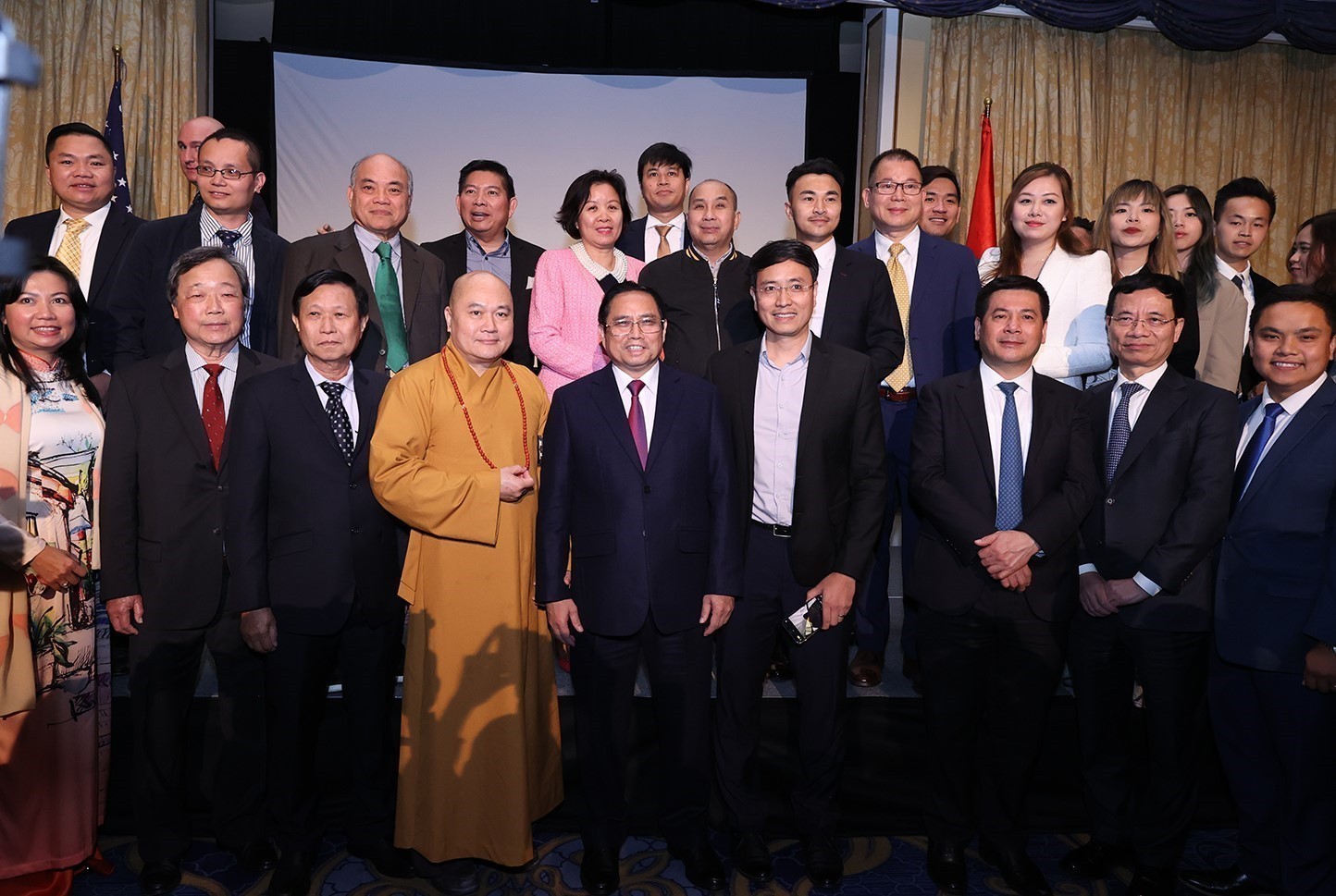 Thủ tướng Phạm Minh Chính với các kiều bào và du hoc sinh tiêu biểu. (Nguồn: TTXVN)