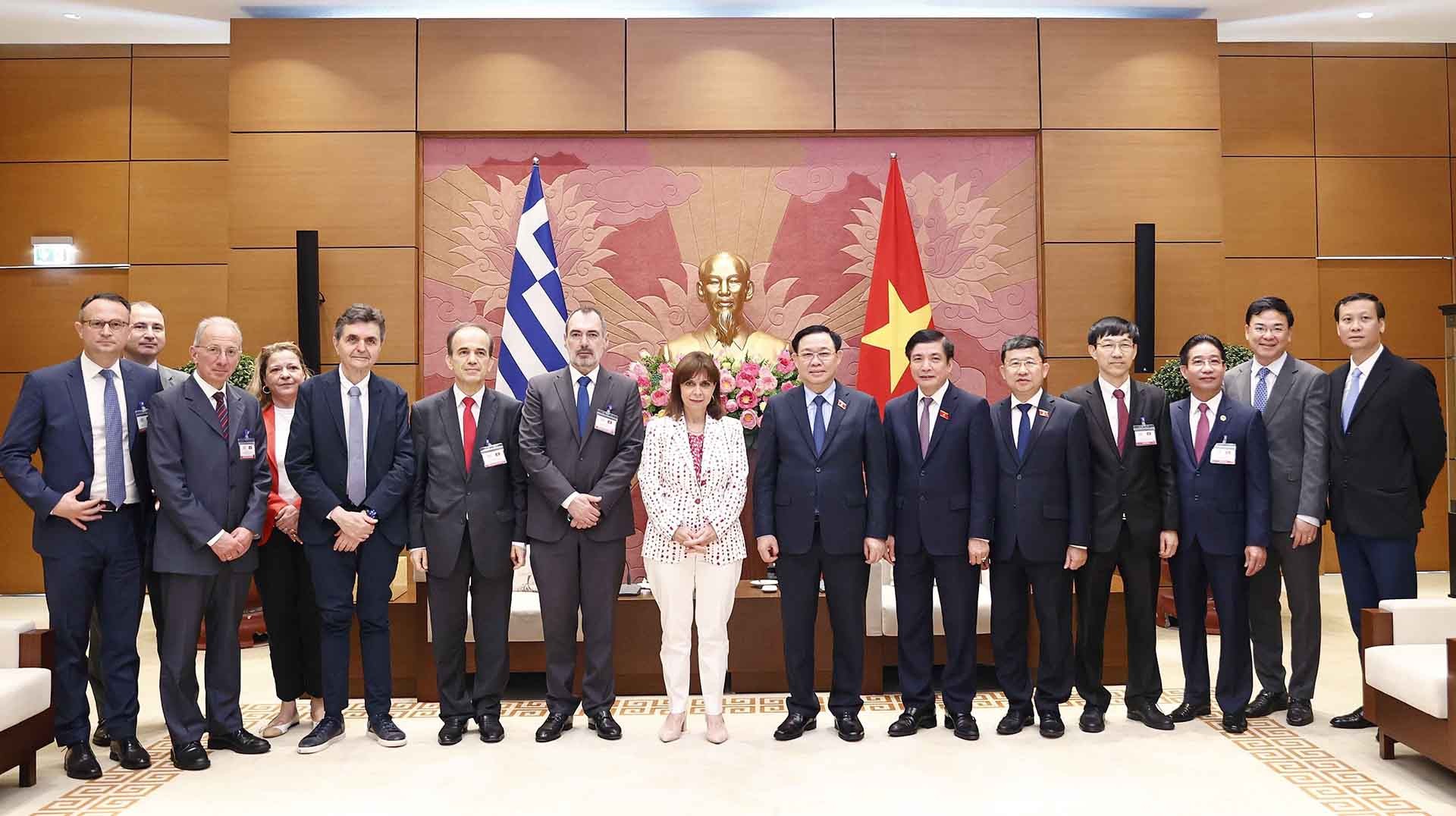 Chủ tịch Quốc hội Vương Đình Huệ và Tổng thống Hy Lạp Katerina Sakellaropoulou với các đại biểu. (Nguồn: TTXVN)