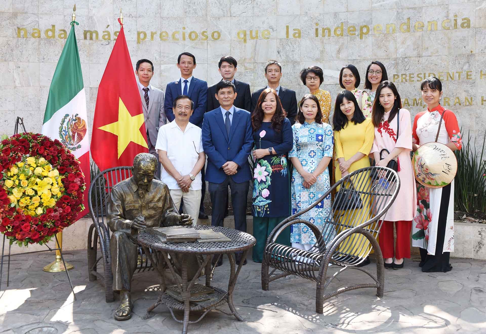 Các đại biểu và đại diện cộng đồng người Việt tại Mexico bên tượng Bác. (Nguồn: TTXVN)