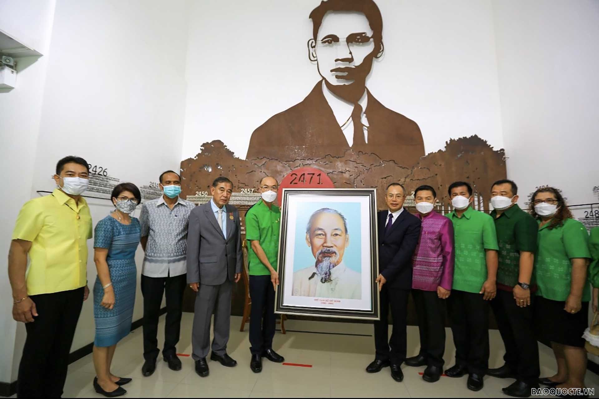 Đại sứ Phan Chí Thành trao Bức chân dung Chủ tịch Hồ Chí Minh cho Trưởng Ban quản lý Bảo tàng.