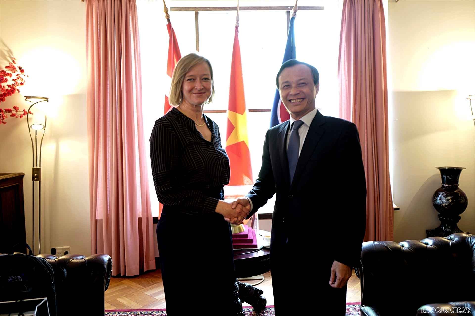 Đại sứ Lương Thanh Nghị tiếp Chủ tịch Hội hữu nghị Đan Mạch-Việt Nam Trine Glue Doan. 