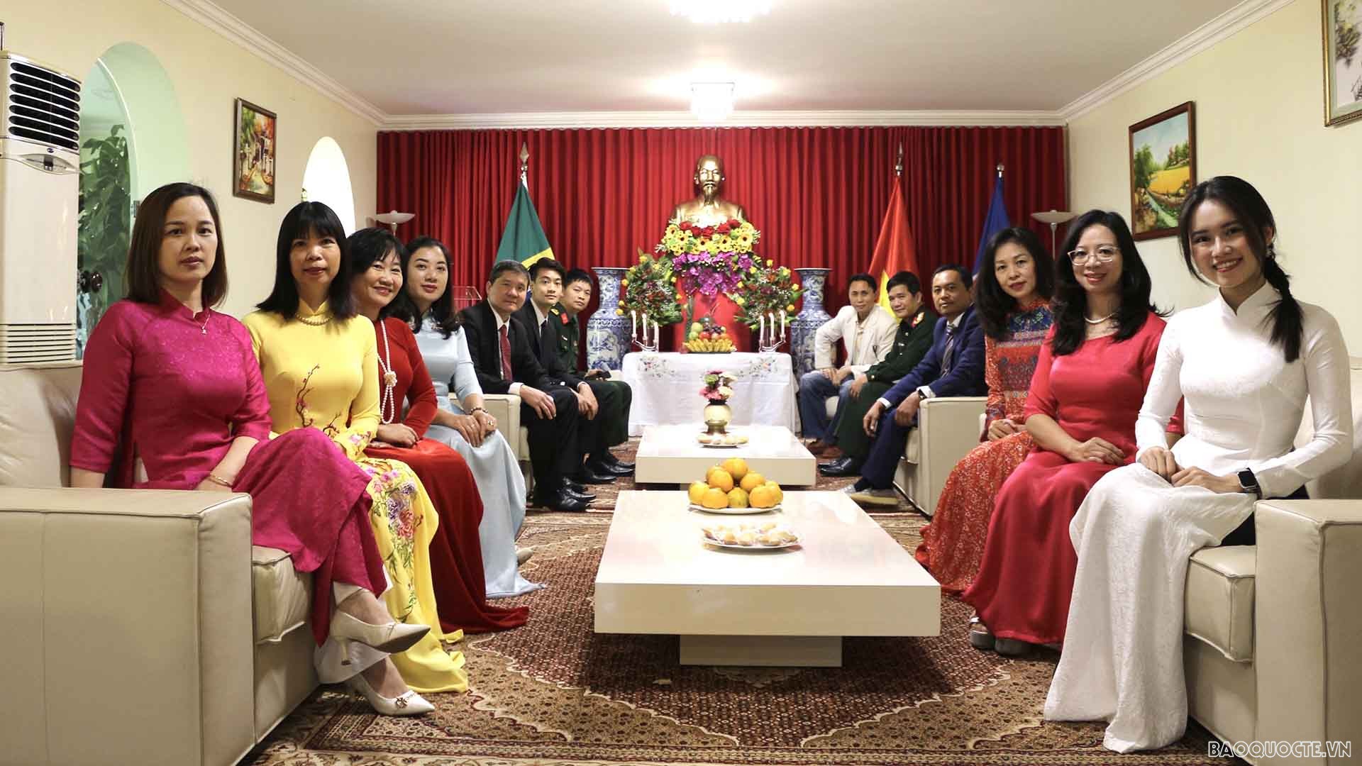 Cán bộ nhân viên Đại sứ quán Việt Nam tại Brazil chụp ảnh lưu niệm.