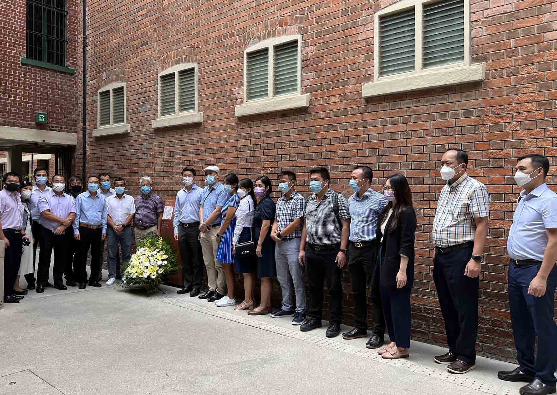 Tổng lãnh sự Việt Nam tại Hong Kong, ông Phạm Bình Đàm cùng các đảng viên dâng hoa tại bia tưởng niệm Chủ tịch Hồ Chí Minh trong khuôn viên nhà tù Victoria. (Nguồn: TTXVN)