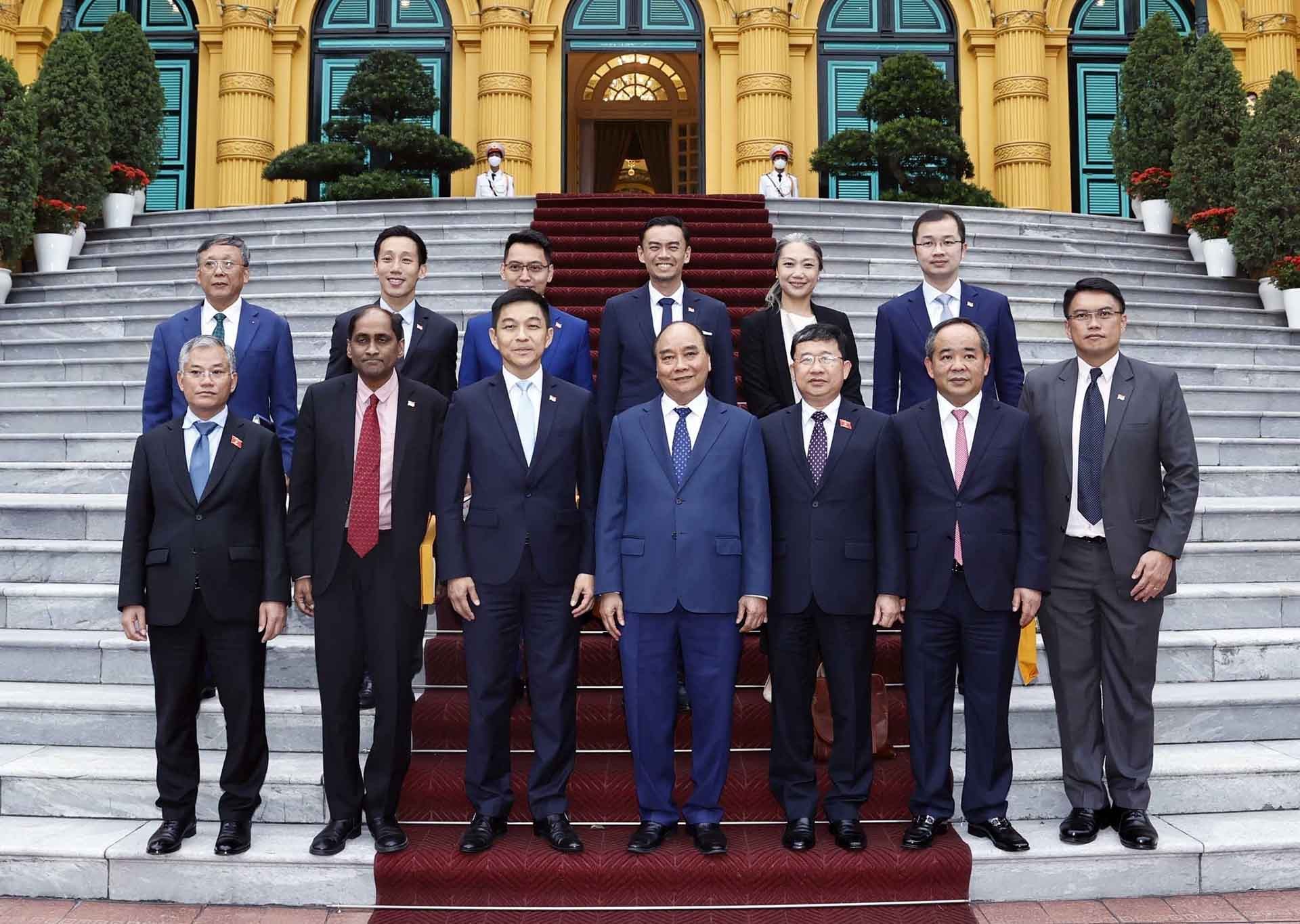 Chủ tịch nước Nguyễn Xuân Phúc, Chủ tịch Quốc hội Singapore Tan Chuan-Jin cùng đoàn đại biểu hai nước chụp ảnh chung. (Nguồn: TTXVN)