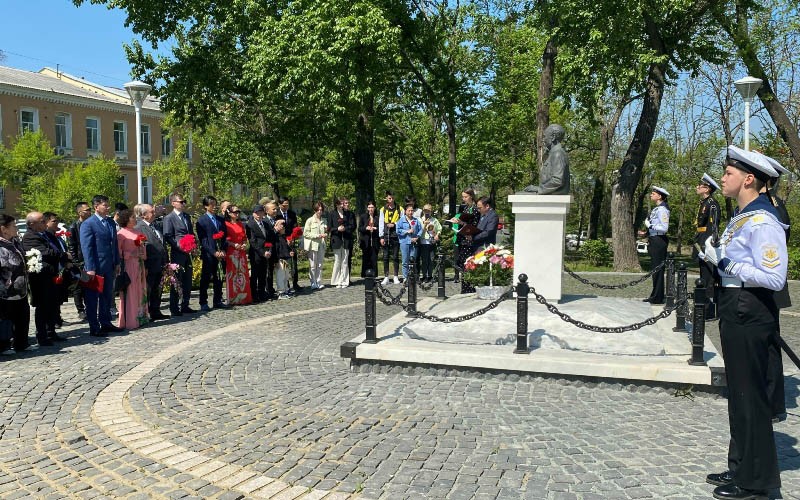 Lễ dâng hoa tại tượng đài Chủ tịch Hồ Chí Minh tại Vladivostok. (Nguồn: nhandan.vn)