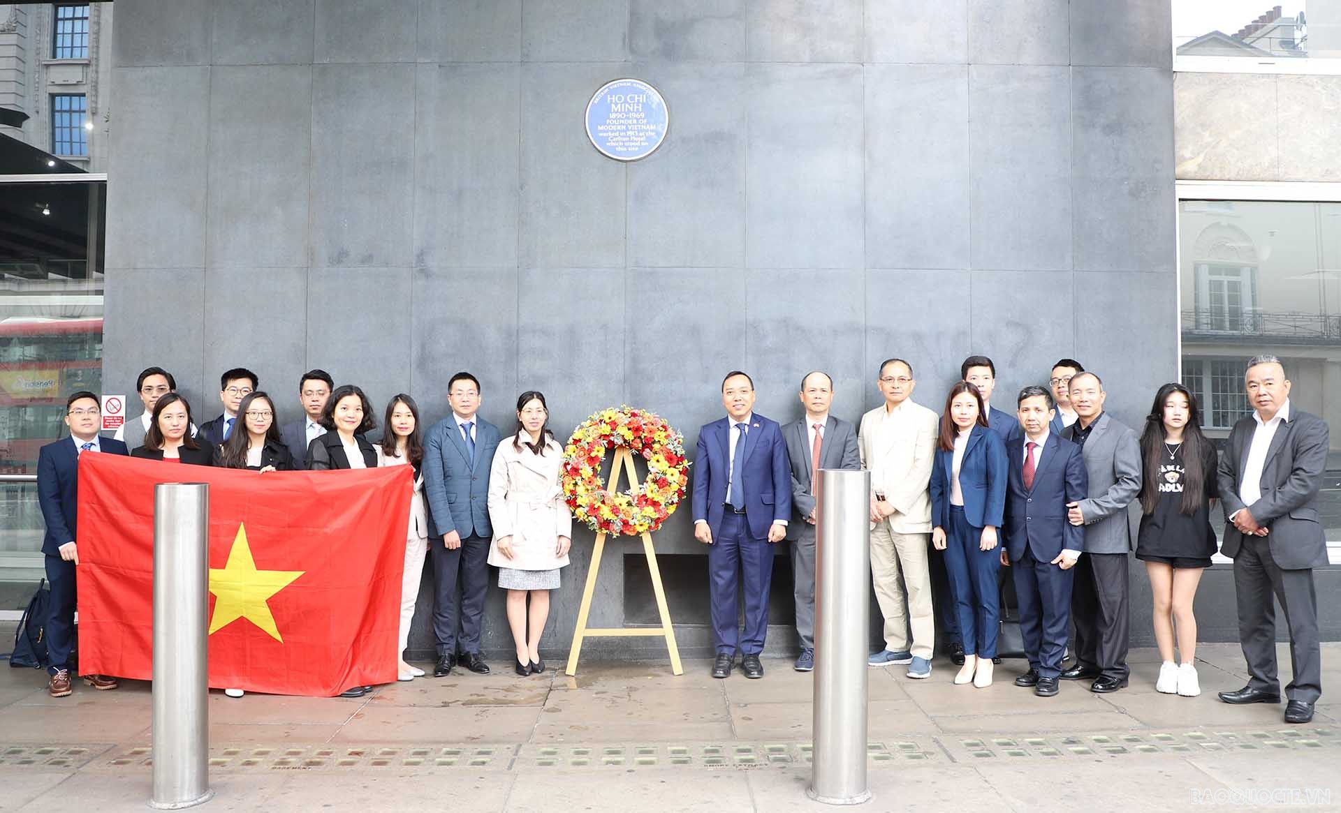 Đại sứ quán Việt Nam tại Vương quốc Anh tổ chức lễ dâng hoa nhân dịp 132 năm ngày sinh Chủ tịch Hồ Chí Minh.