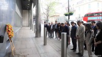 Dâng hoa tưởng niệm nhân dịp 132 năm ngày sinh Chủ tịch Hồ Chí Minh tại London