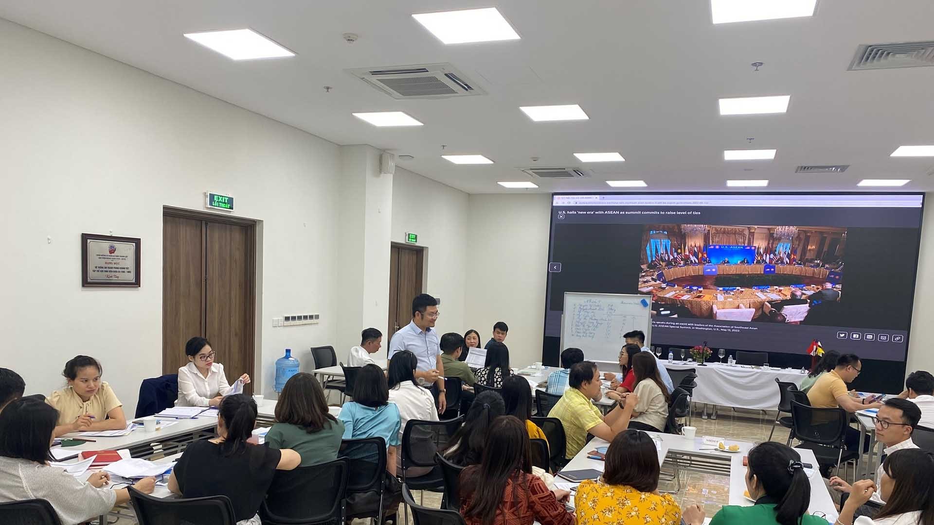 Các học viên thực hành.