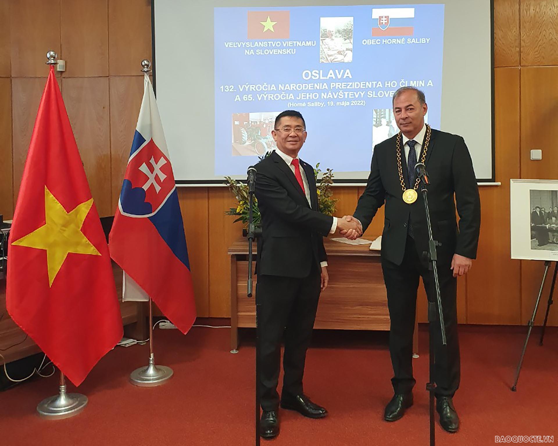 Đại sứ Nguyễn Tuấn và ông Pavol Dobosy, Thị trưởng Horné Saliby.