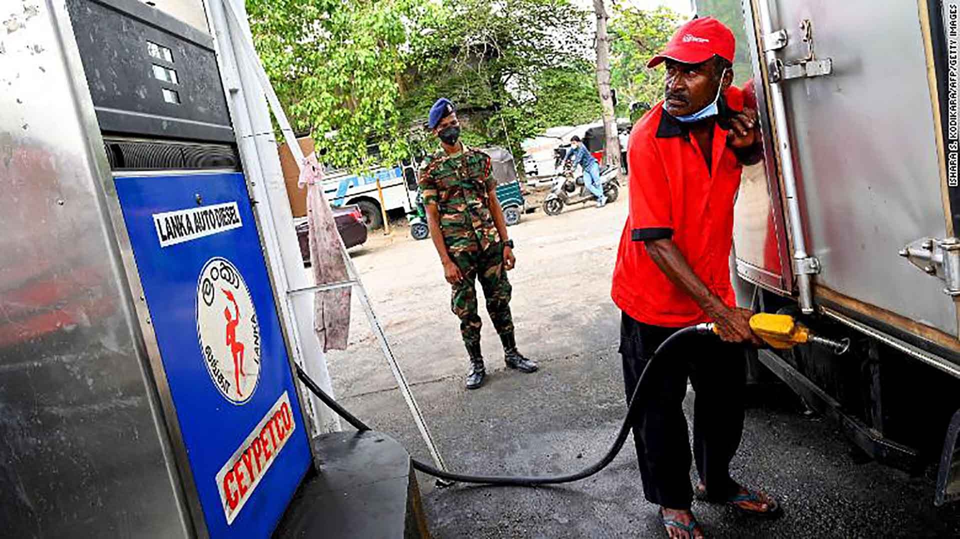 Một người lính canh gác tại một trạm xăng ở thủ đô Colombo, tháng 4/2022. (Nguồn: CNN)