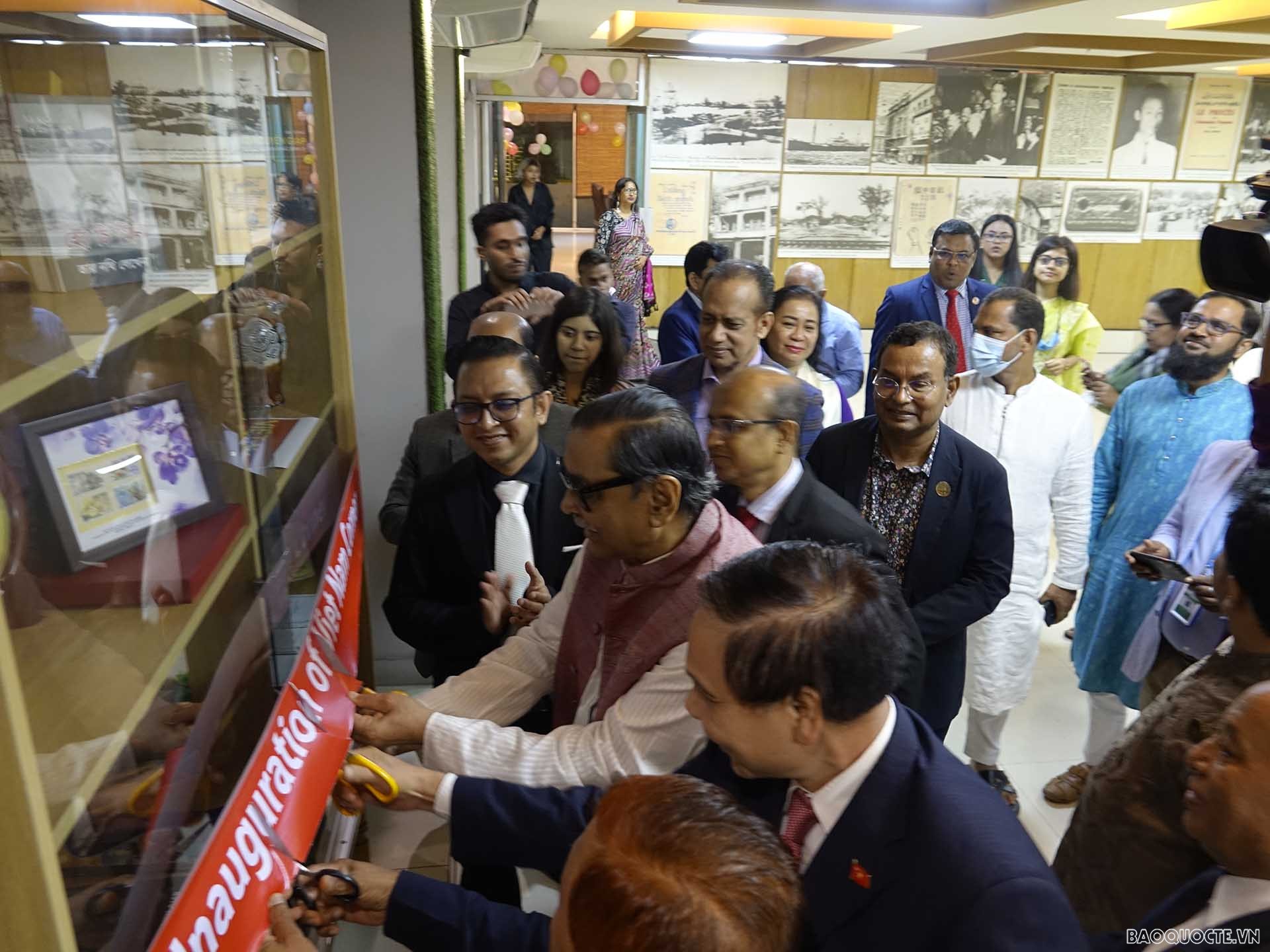 Cắt băng khai trương Góc Việt Nam