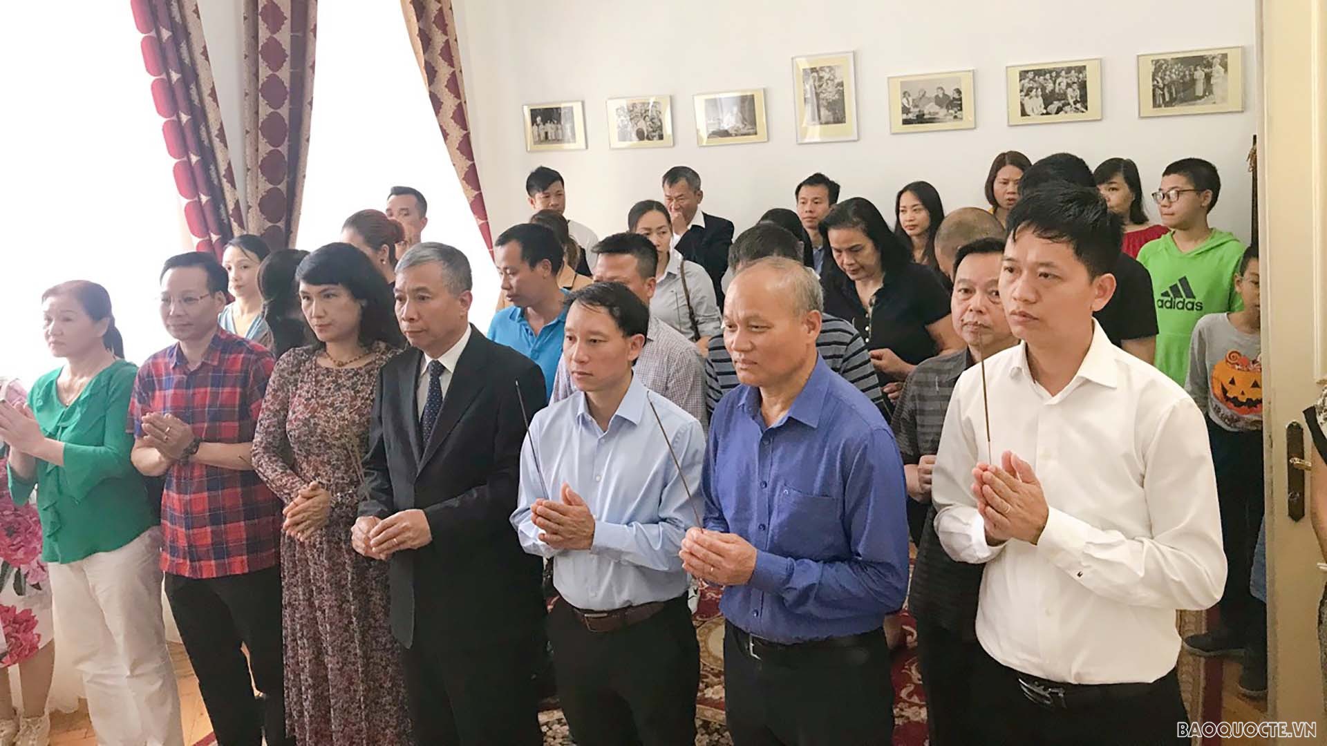 Đại sứ quán và đại diện Cộng đồng người Việt Nam tại Romania tổ chức lễ dâng hương Chủ tịch Hồ Chí Minh.