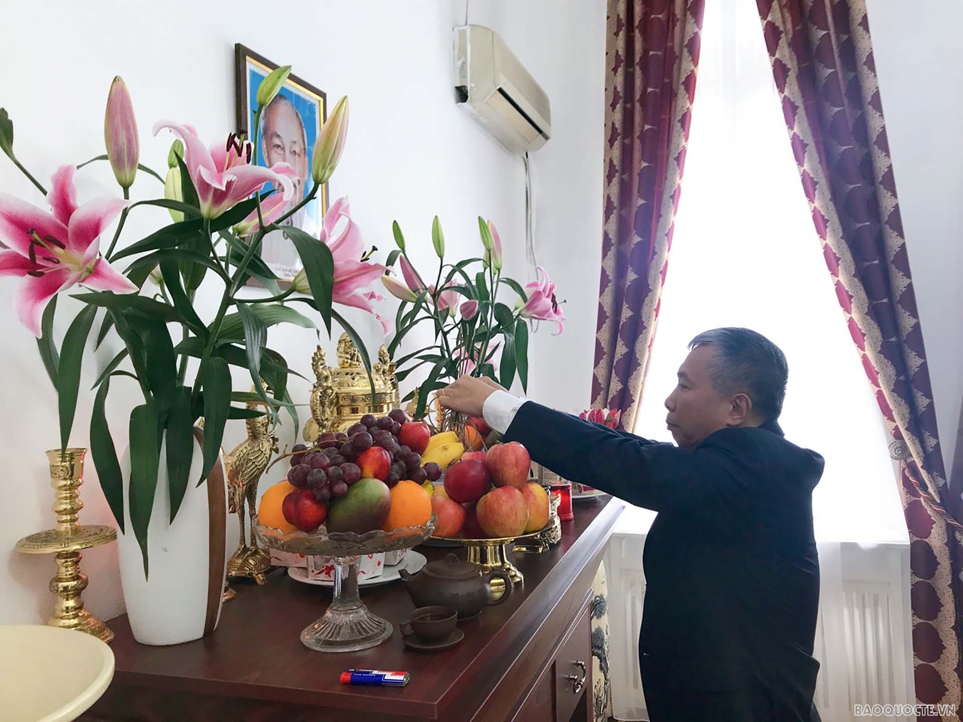 Đại sứ quán và đại diện Cộng đồng người Việt Nam tại Romania tổ chức lễ dâng hương Chủ tịch Hồ Chí Minh.