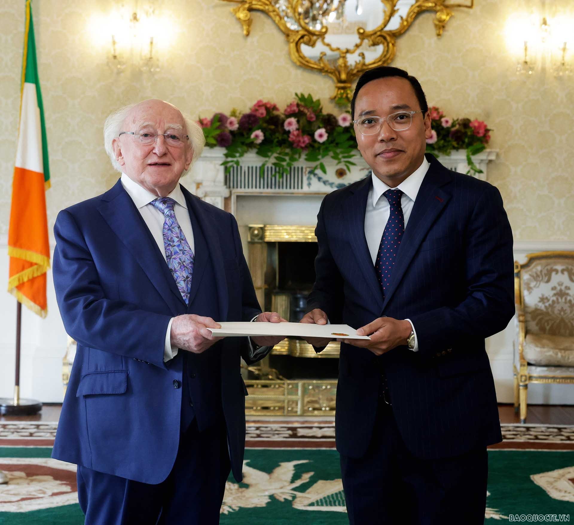 Đại sứ Nguyễn Hoàng Long trình Thư ủy nhiệm lên Tổng thống Ireland Michael D. Higgins.