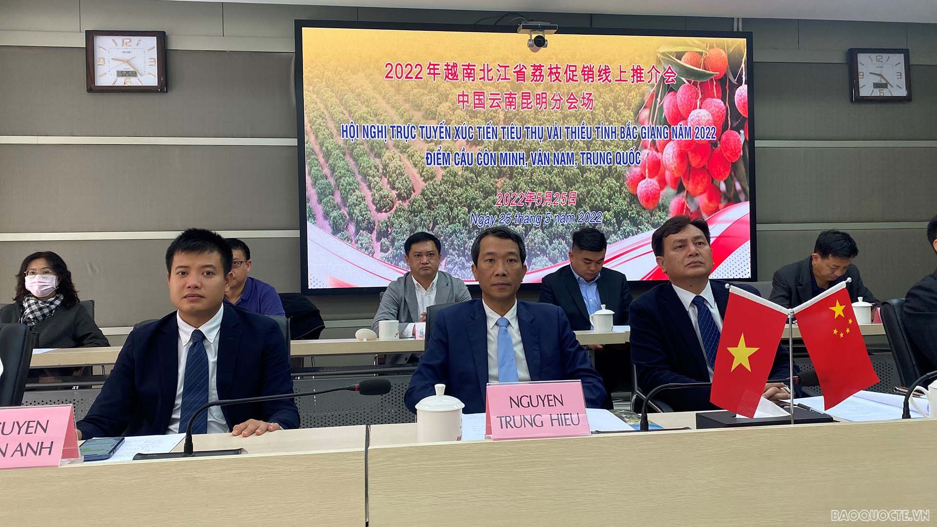 Ông Nguyễn Trung Hiếu, Tổng Lãnh sự Việt Nam tại Côn Minh; ông Hạo Nhất Sơn, Phó Giám đốc Sở Thương mại tỉnh Vân Nam và ông Nguyễn Tuấn Anh, Thương vụ Việt Nam tại sự kiện.