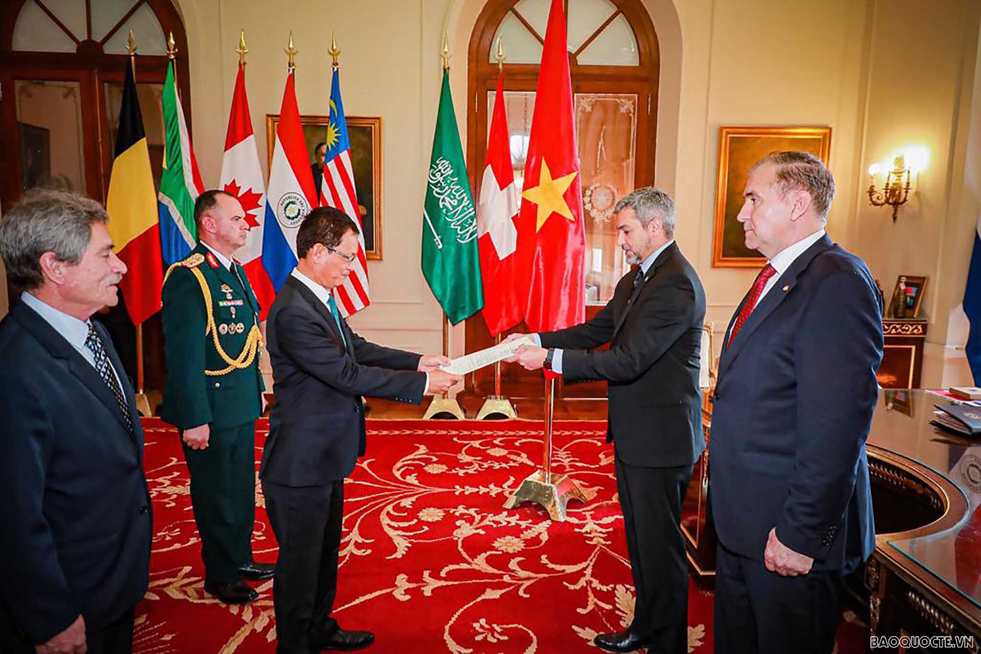 Đại sứ Dương Quốc Thanh trình Thư ủy nhiệm lên Tổng thống Paraguay Mario Abdo Benitez. Đại sứ Dương Quốc Thanh trình Thư ủy nhiệm lên Tổng thống Paraguay Mario Abdo Benitez.