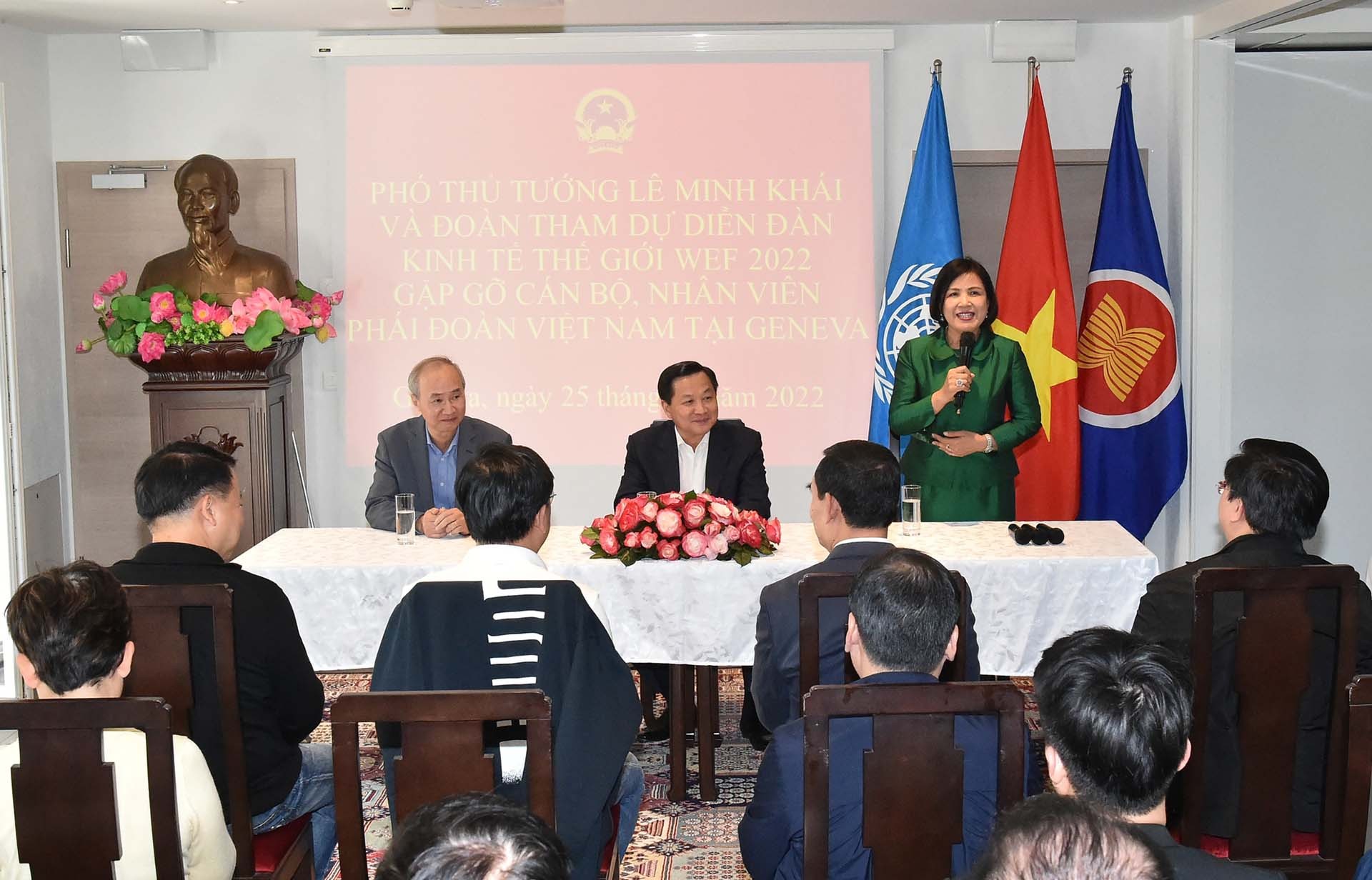Đại sứ, Trưởng Phái đoàn Việt Nam tại Geneva Lê Thị Tuyết Mai báo cáo với Phó Thủ tướng Lê Minh Khái cùng Đoàn công tác tình hình hoạt động của Phái đoàn. (Nguồn: VGP)