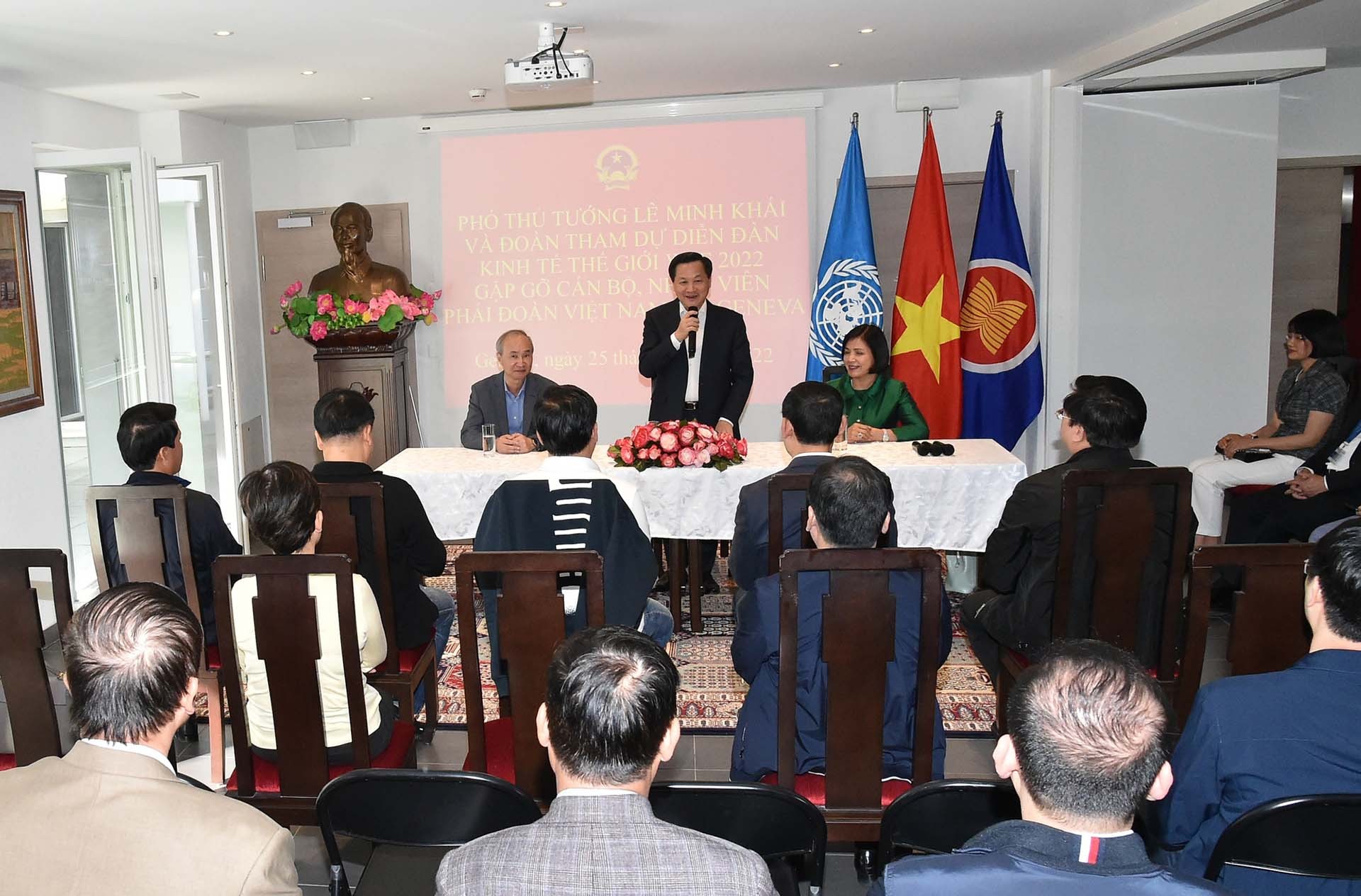 Phó Thủ tướng Lê Minh Khái đến thăm và nói chuyện với cán bộ, nhân viên Phái đoàn Việt Nam bên cạnh Liên hợp quốc (LHQ), WTO và các tổ chức quốc tế khác tại Geneva cùng đại diện Đại sứ quán Việt Nam tại Thụy Sĩ. (Nguồn: VGP)