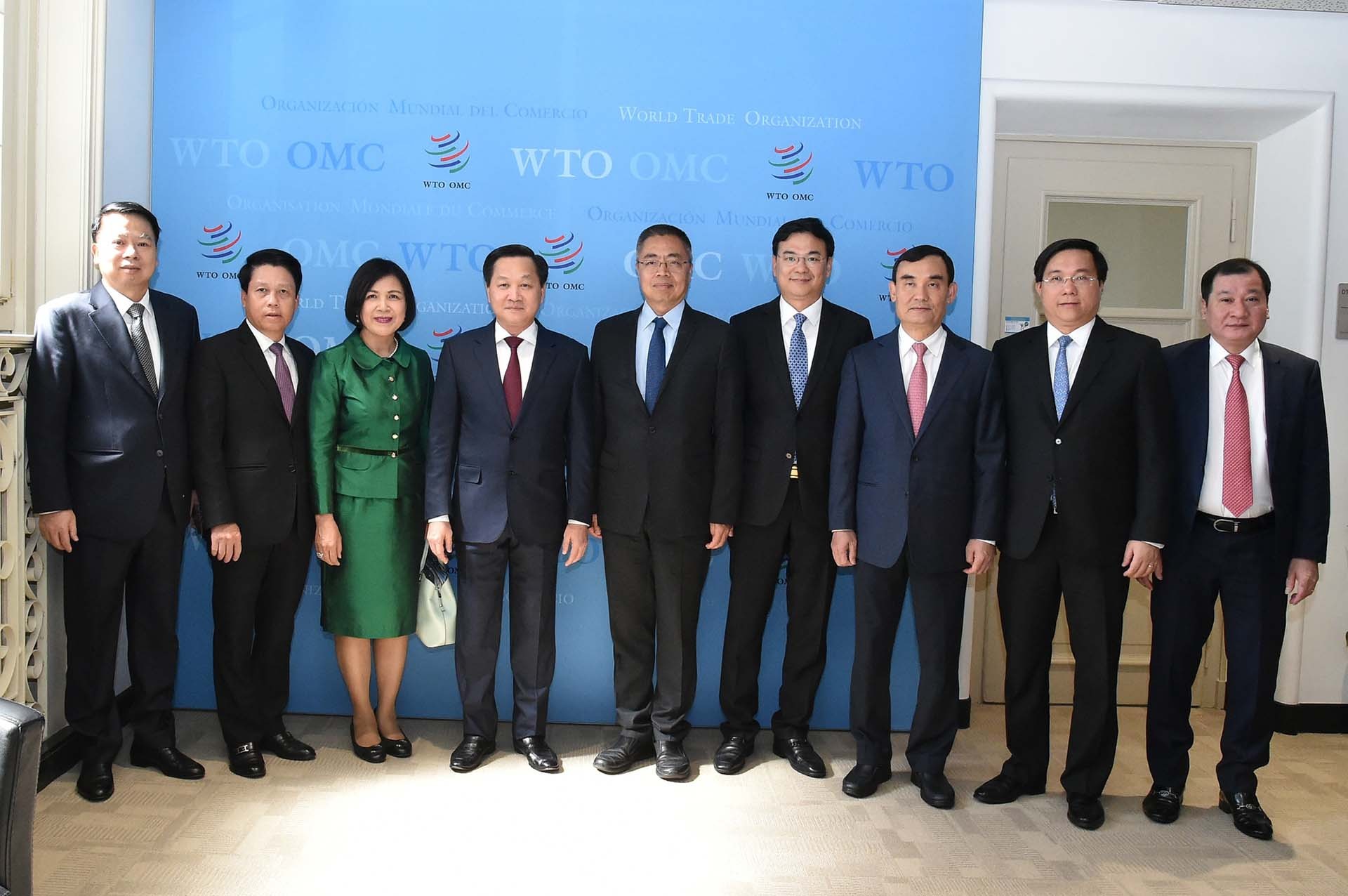 Phó Thủ tướng Lê Minh Khái và Phó Tổng giám đốc WTO Trương Hướng Thần cùng các đại biểu.  (Nguồn: VGP)