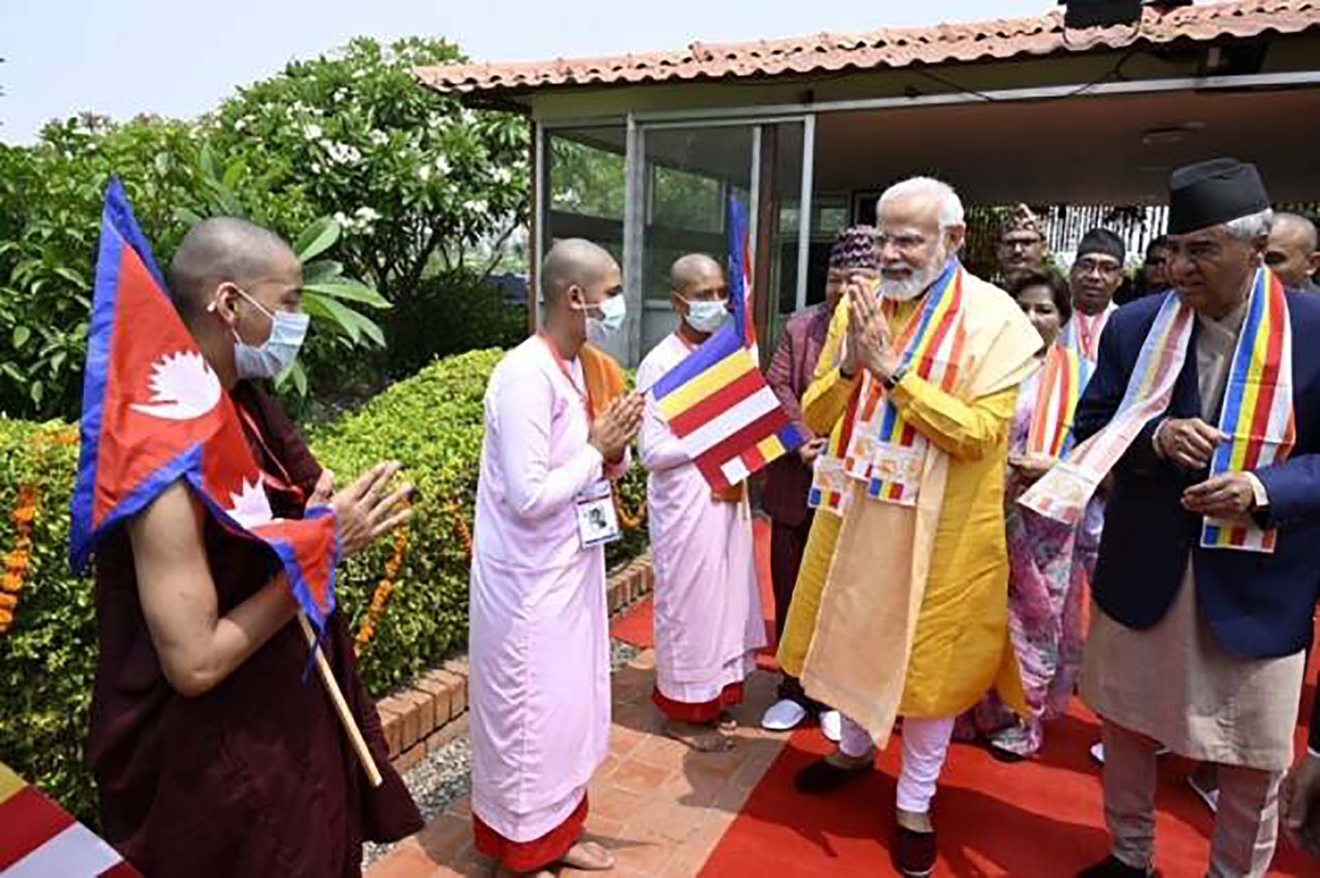 Thủ tướng Narendra Modi thăm đền Maya Devi nhân dịp lễ Phật đản. (Nguồn: Twitter)