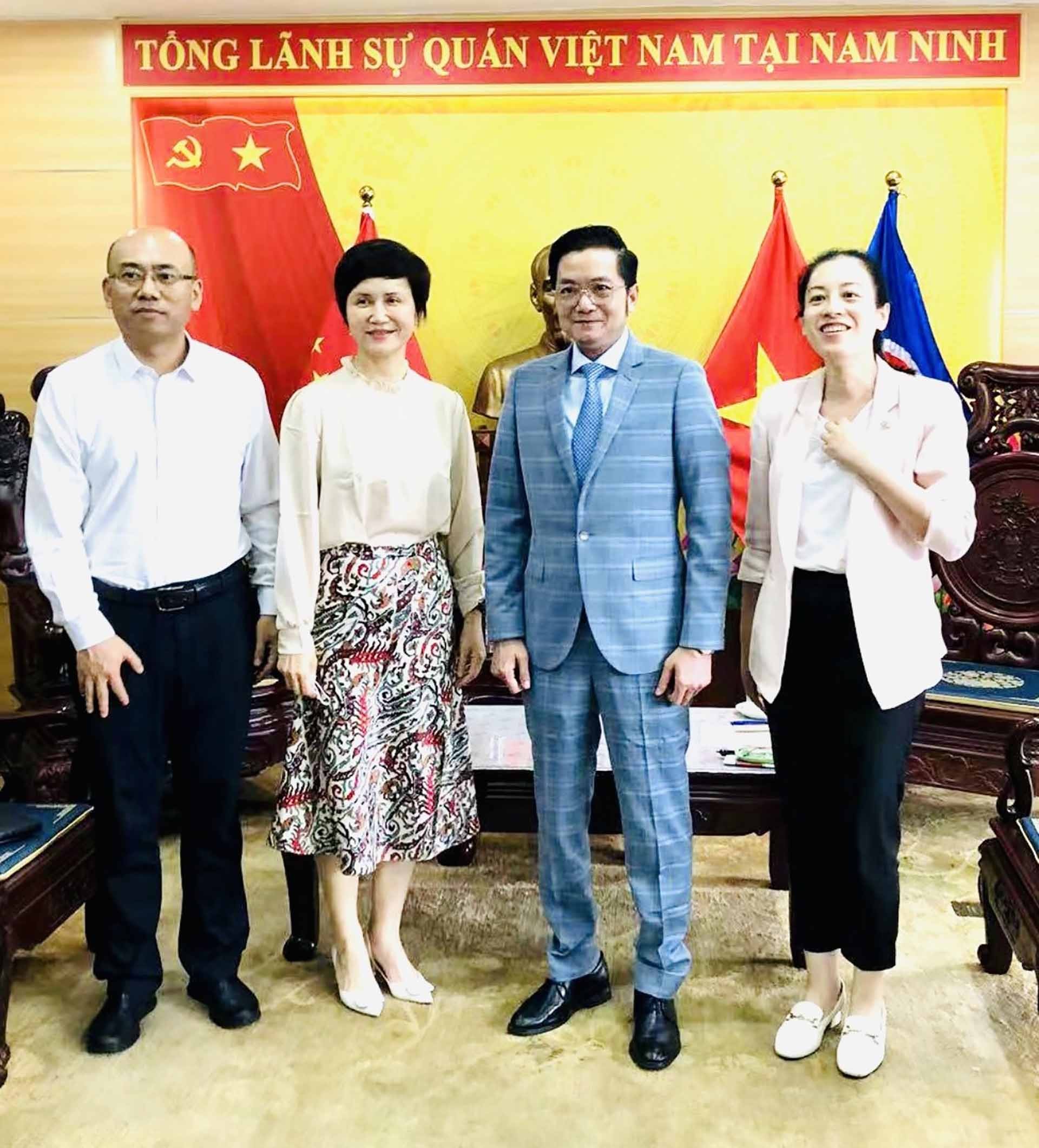 Tổng lãnh sự Đỗ Nam Trung và ông Xiêm San Xi và Giám đốc Sở Ngoại vụ Nam Ninh, Cục trưởng Hải quan Nam Ninh, Tổng giám đốc Chi nhánh Nam Ninh Tổng Công ty vận tải container đường sắt Trung Quốc 