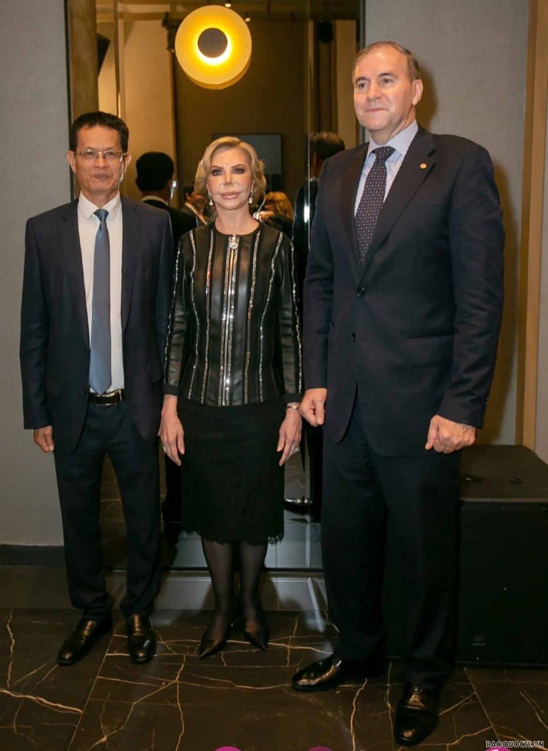 Đại sứ Dương Quốc Thanh chụp ảnh cùng Bộ trưởng Bộ Ngoại giao Paraguay Julio César Arriola và Lãnh sự danh dự Việt Nam tại Paraguay Maria del Carmen Perez Falabella tại sự kiện giới thiệu về Việt Nam tại Paraguay. Đại sứ Dương Quốc Thanh chụp ảnh cùng Bộ trưởng Bộ Ngoại giao Paraguay Julio César Arriola và Lãnh sự danh dự Việt Nam tại Paraguay Maria del Carmen Perez Falabella tại sự kiện giới thiệu về Việt Nam tại Paraguay.