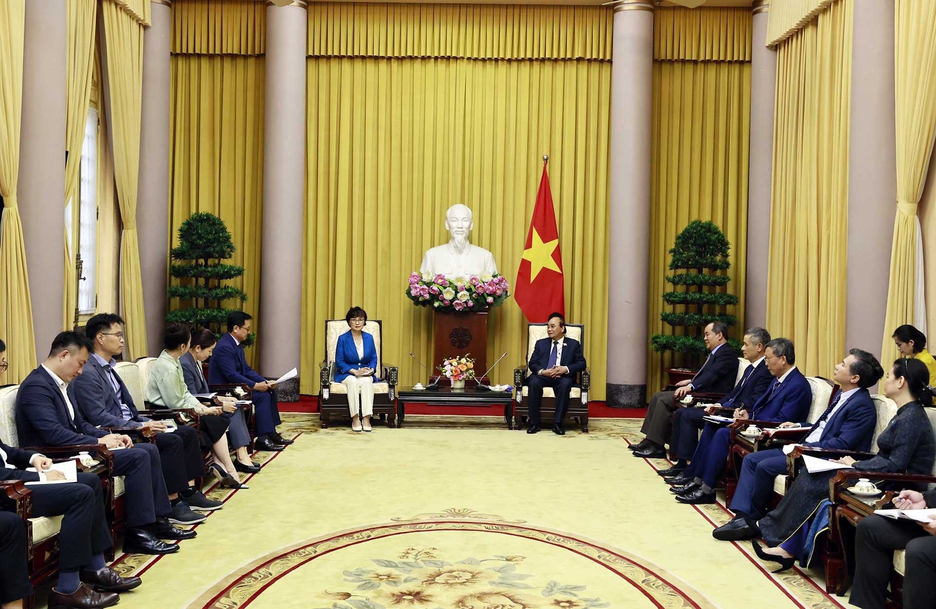 Chủ tịch nước Nguyễn Xuân Phúc tiếp Chủ tịch Hội Người Hàn Quốc tại Việt Nam Chang Eun Sook. (Nguồn: TTXVN)