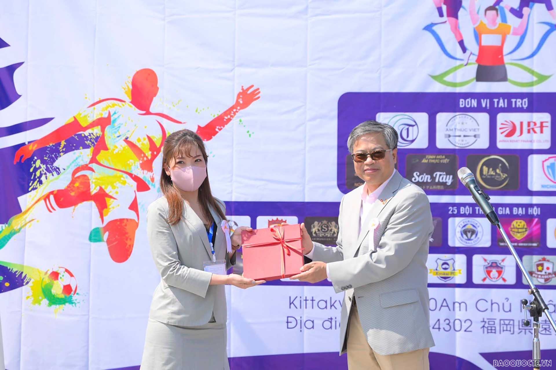 Tổng lãnh sự Vũ Bình tặng quà lưu niệm cho chị Tạ Minh Thu, Chủ tịch VAK, đại diện Ban tổ chức Đại hội thể thao.