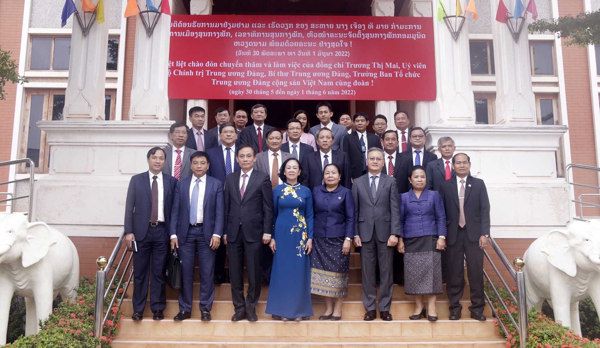 Trưởng ban Tổ chức Trung ương Trương Thị Mai và các đại biểu chụp ảnh lưu niệm sau khi kết thúc hội đàm. (Nguồn: TTXVN)
