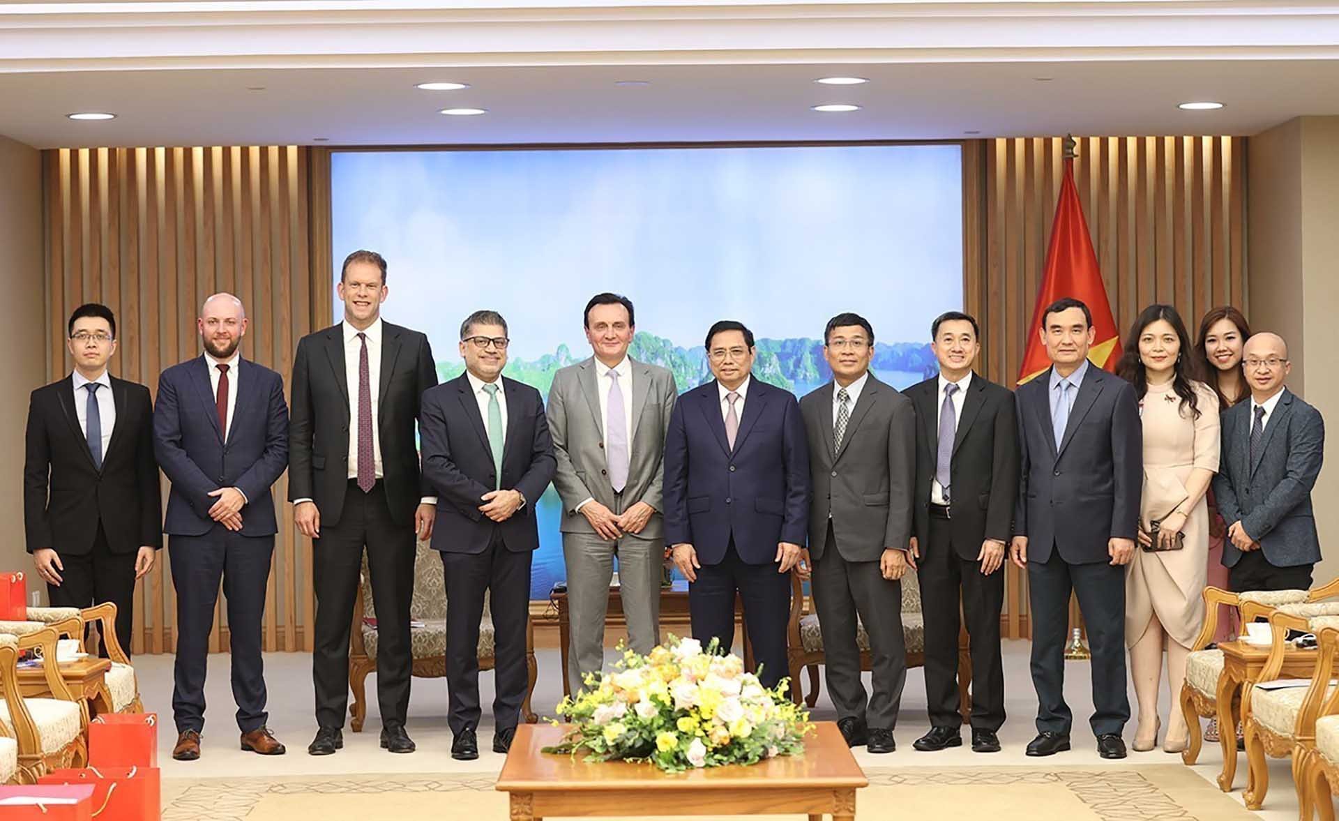 Thủ tướng Phạm Minh Chính và ông Pascal Soriot, Tổng giám đốc Tập đoàn AstraZeneca cùng các thành viên đoàn. (Nguồn: TTXVN)